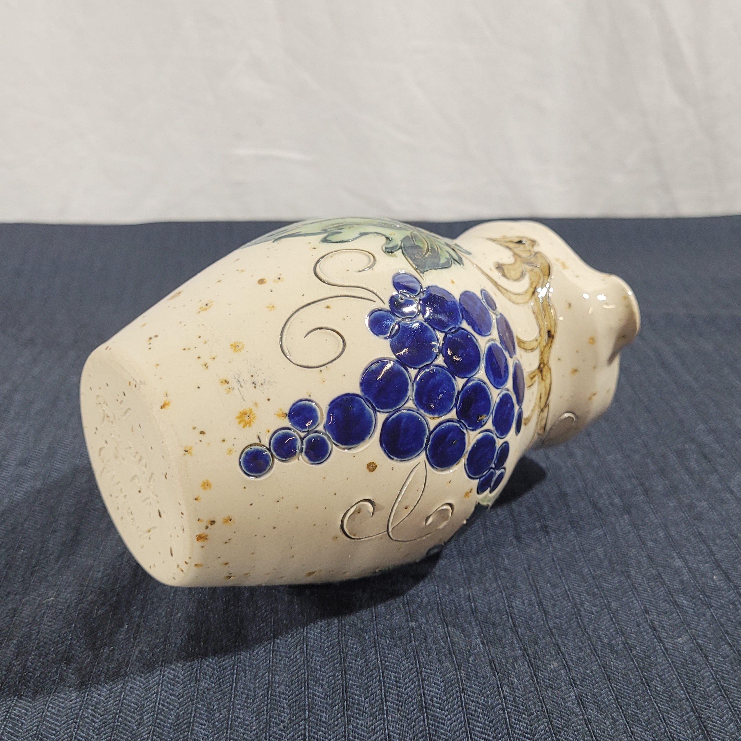 Voir photo 7 de Petit pichet en grès d'Alsace vernissé – Décor grappe de raisin incisé – Signé MA Giraud – H 14,5 cm Petit pichet en grès d'Alsace vernissé – Décor grappe de raisin incisé – Signé MA Giraud – H 14,5 cm reconditionné photo 7