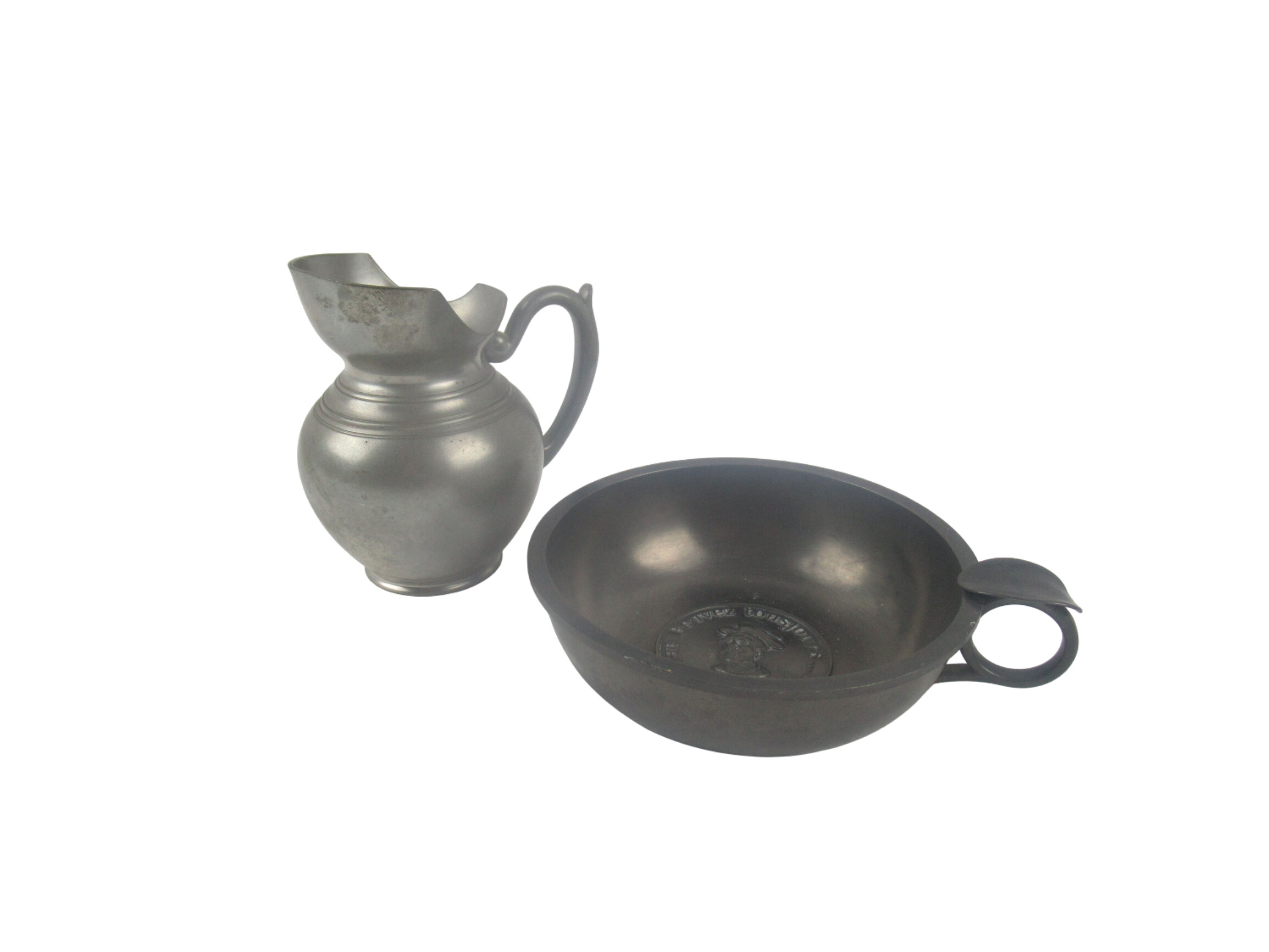 Petit pichet et coupelle en étain Très bon état - 16,00 € Petit pichet et coupelle en étain Très bon état reconditionné disponible sur Label Emmaüs