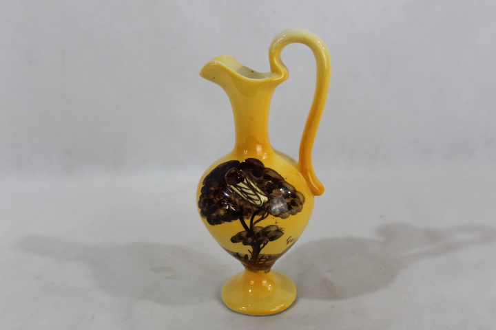 Petit pichet St Jean en céramique signé GUY Très bon état - 10,00 € Petit pichet St Jean en céramique signé GUY Très bon état reconditionné disponible sur Label Emmaüs