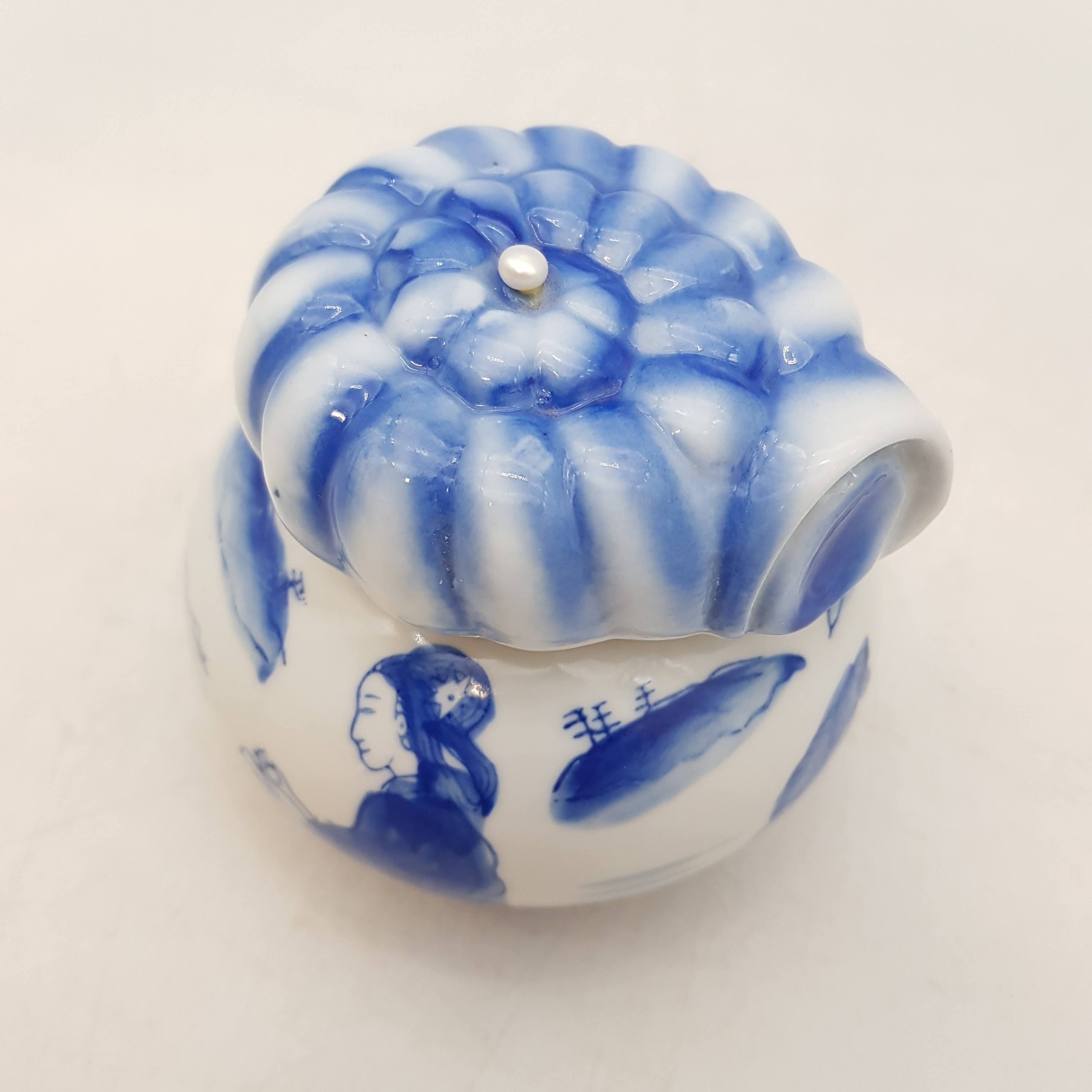 Voir photo 2 de Petit pot ancien en porcelaine de crème pour le visage Petit pot ancien en porcelaine de crème pour le visage Très bon état reconditionné photo 2