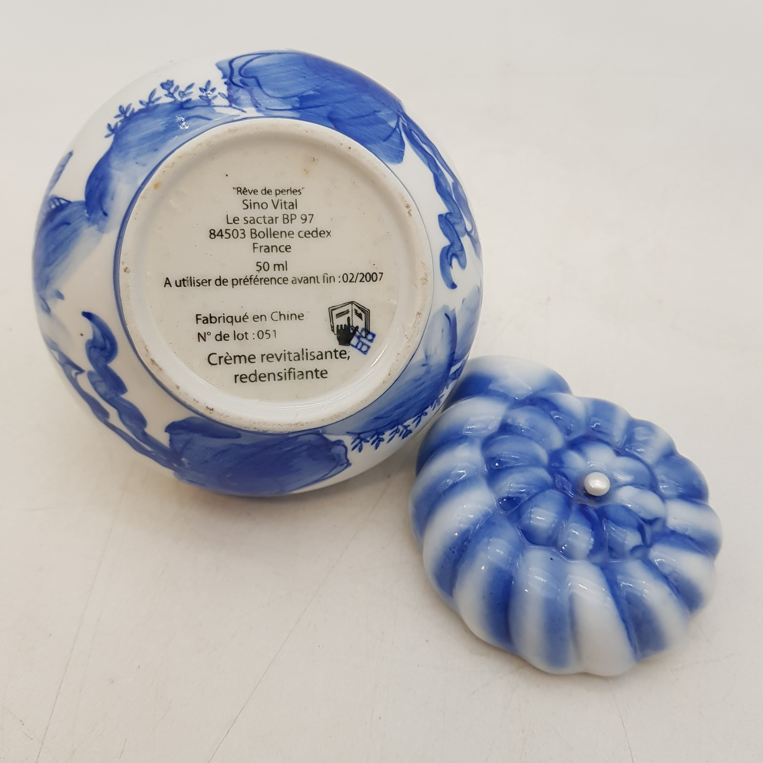 Voir photo 5 de Petit pot ancien en porcelaine de crème pour le visage Petit pot ancien en porcelaine de crème pour le visage Très bon état reconditionné photo 5