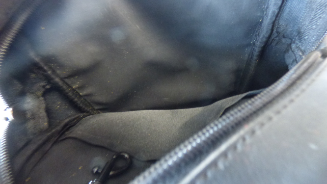 Voir photo 18 de Petit sac à bandouillère en cuir noir - Delsey Petit sac à bandouillère en cuir noir - Delsey Très bon état reconditionné photo 18