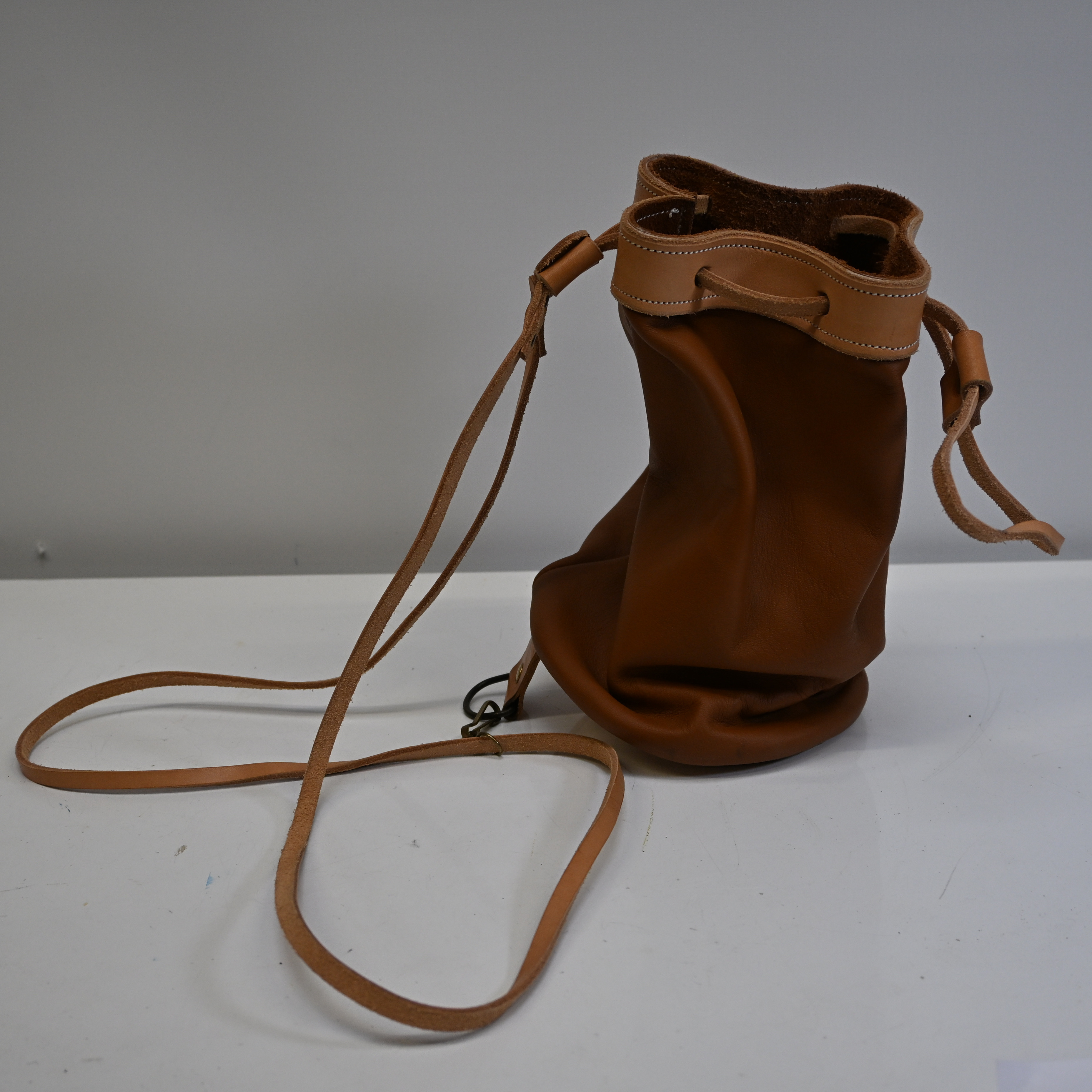 Voir photo 2 de Petit sac à dos en cuir Petit sac à dos en cuir Très bon état reconditionné photo 2