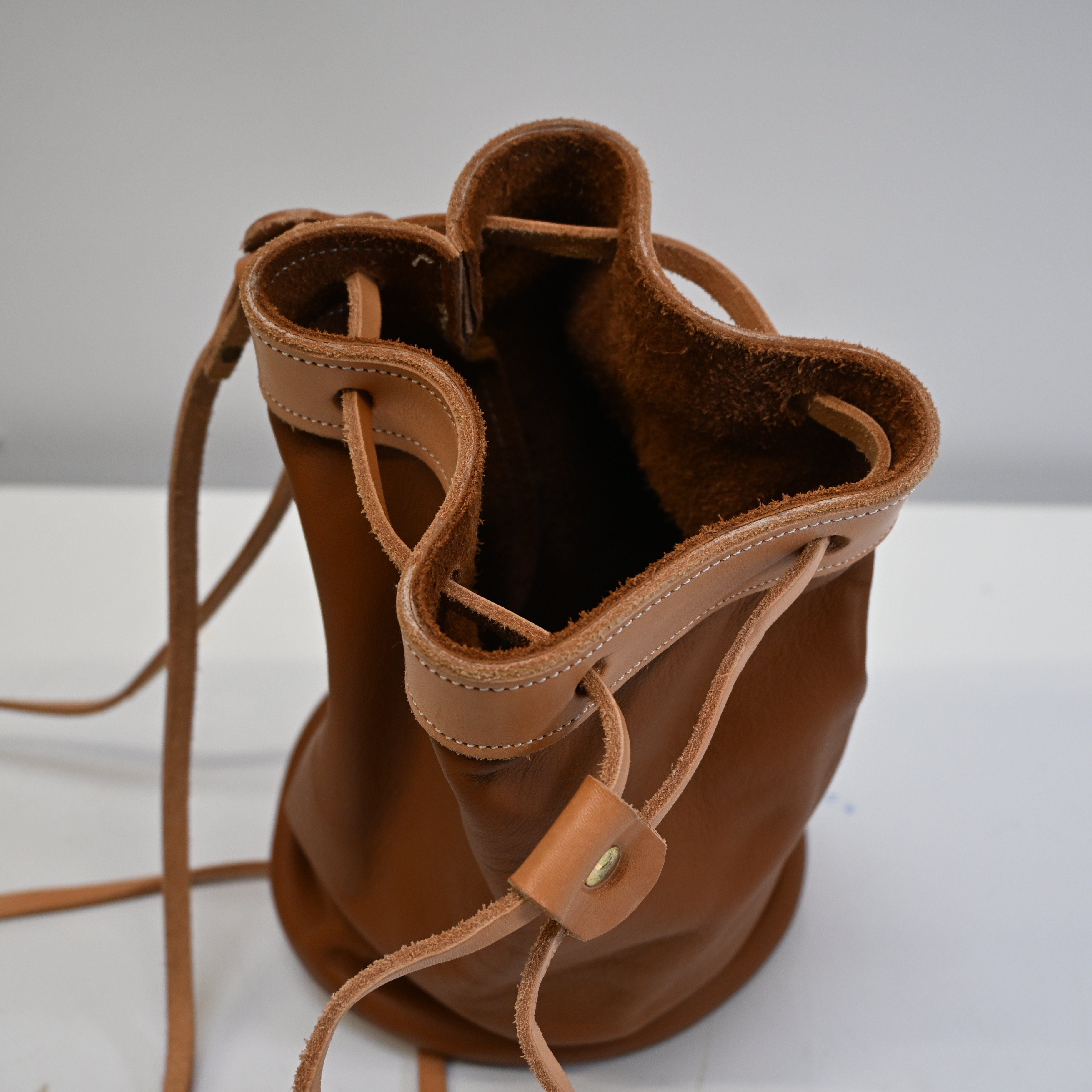 Voir photo 3 de Petit sac à dos en cuir Petit sac à dos en cuir Très bon état reconditionné photo 3
