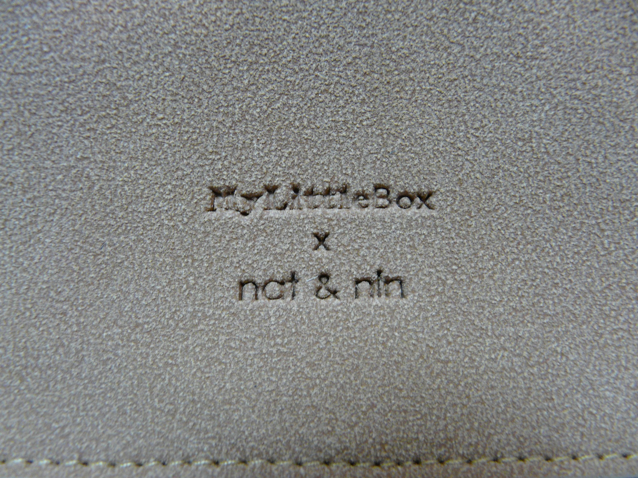 Voir photo 11 de Petit sac chainette effet cuir - My Little Box X Nat & Nin Petit sac chainette effet cuir - My Little Box X Nat & Nin Parfait état reconditionné photo 11