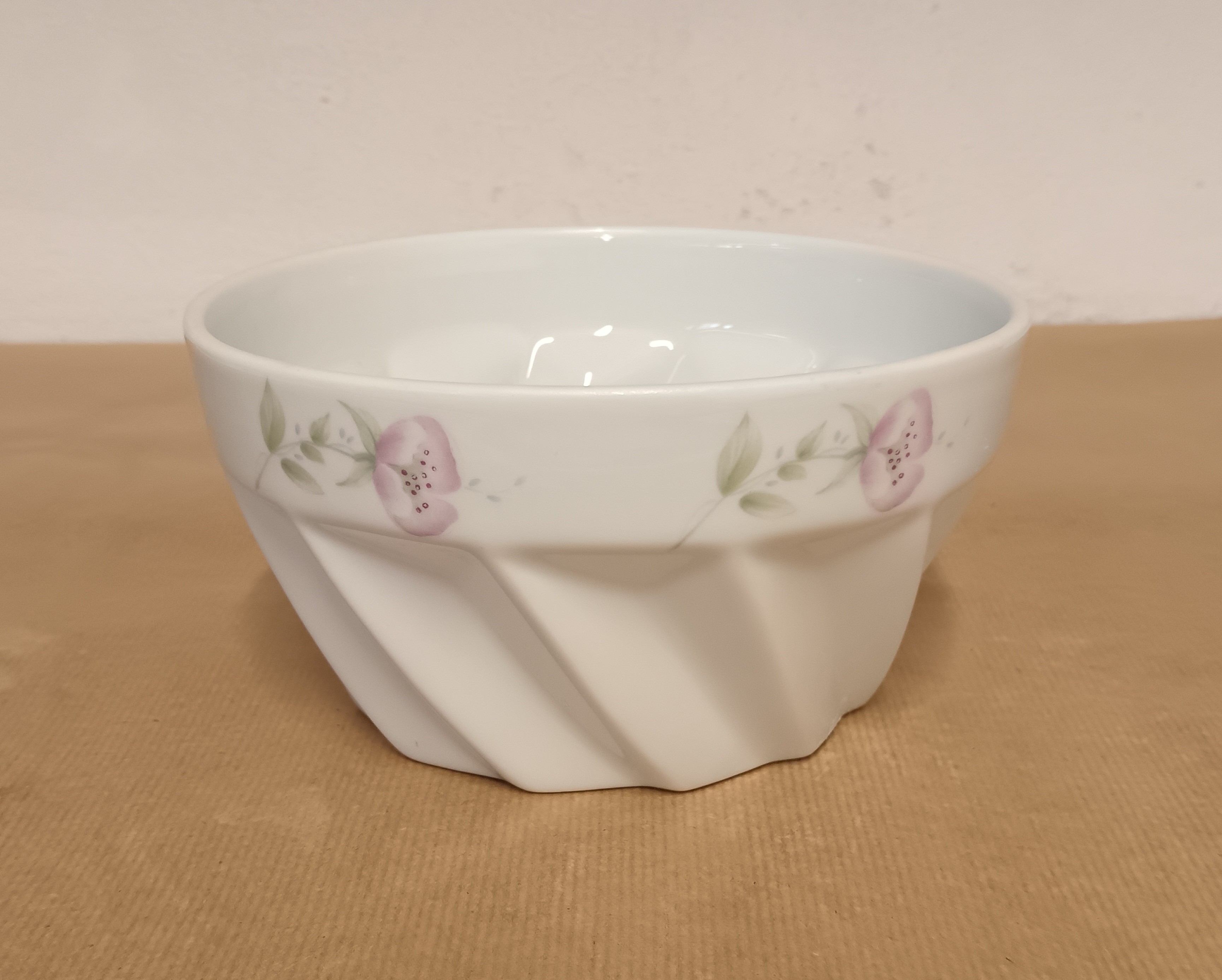 Voir photo 2 de Petit saladier en porcelaine du Lys Royal Petit saladier en porcelaine du Lys Royal Très bon état reconditionné photo 2