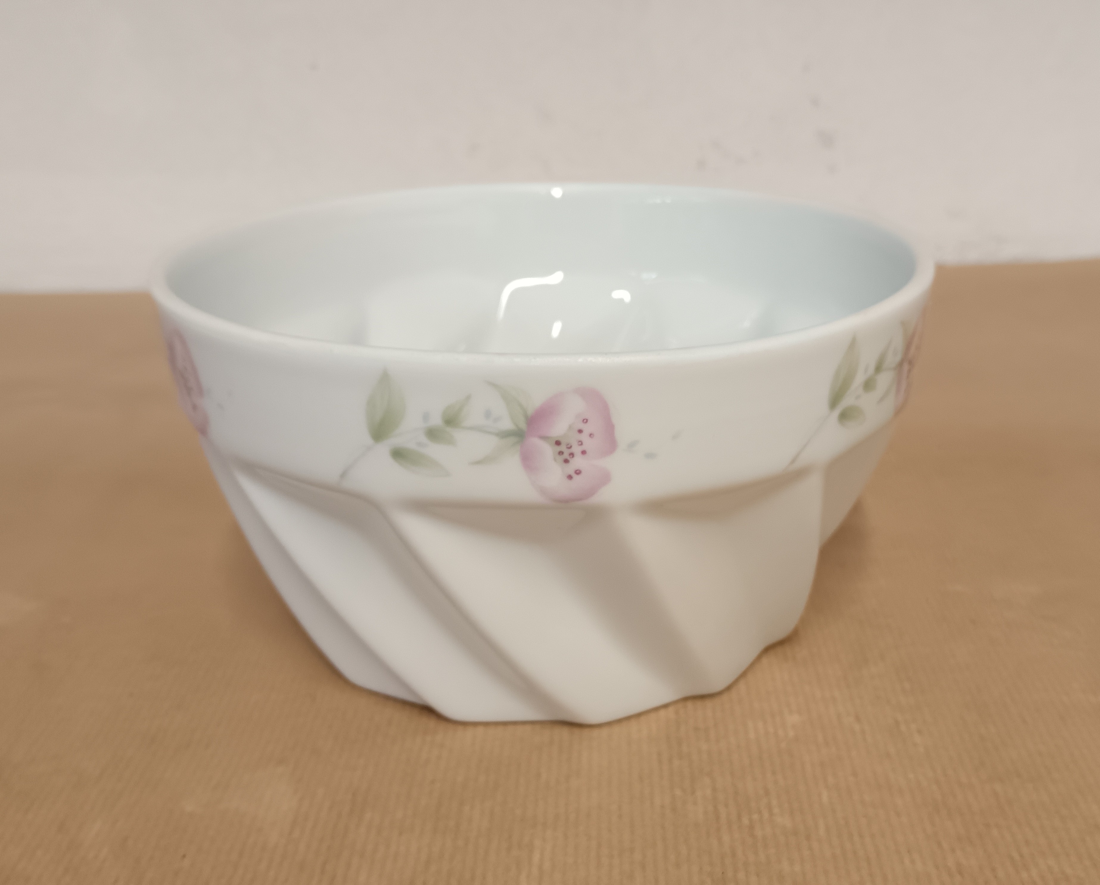 Voir photo 3 de Petit saladier en porcelaine du Lys Royal Petit saladier en porcelaine du Lys Royal Très bon état reconditionné photo 3