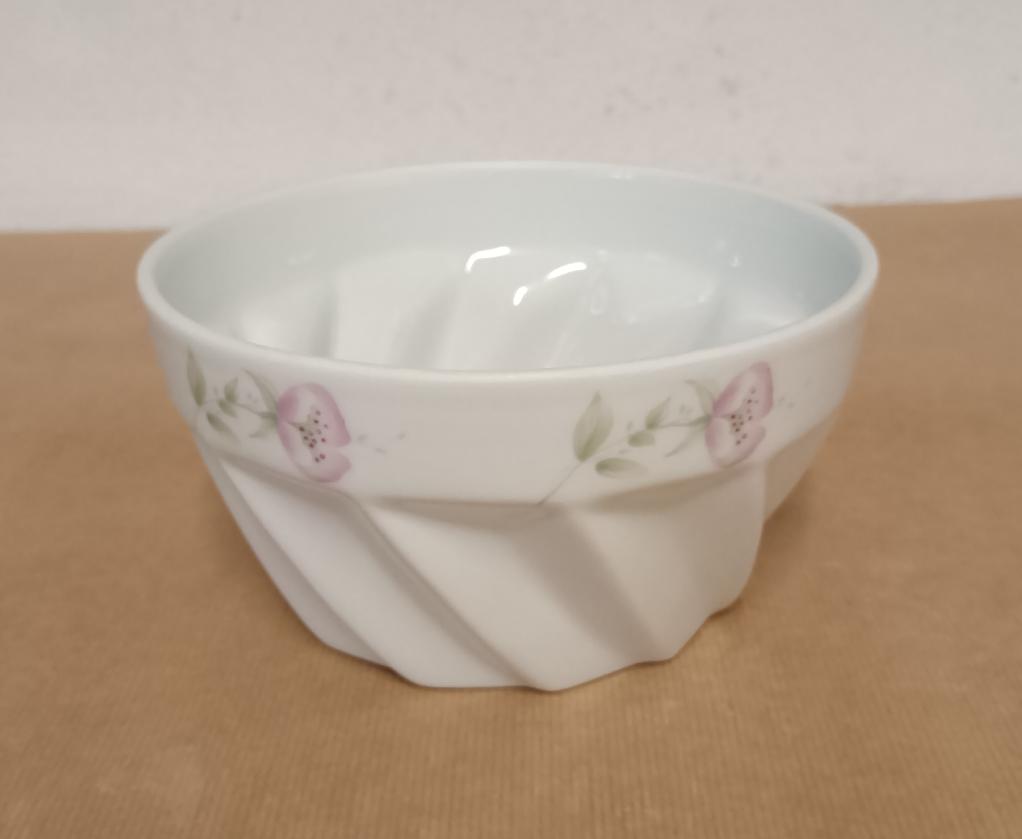 Voir photo 4 de Petit saladier en porcelaine du Lys Royal Petit saladier en porcelaine du Lys Royal Très bon état reconditionné photo 4