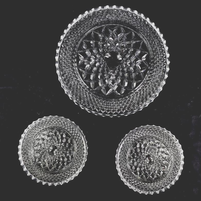 Voir photo 2 de Petit seau à bouteille en verre, liseré argenté et ses trois dessous de plat et bouteille Petit seau à bouteille en verre, liseré argenté et ses trois dessous de plat et bouteille reconditionné photo 2