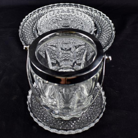 Petit seau à bouteille en verre, liseré argenté et ses trois dessous de plat et bouteille - 16,00 € Petit seau à bouteille en verre, liseré argenté et ses trois dessous de plat et bouteille reconditionné disponible sur Label Emmaüs