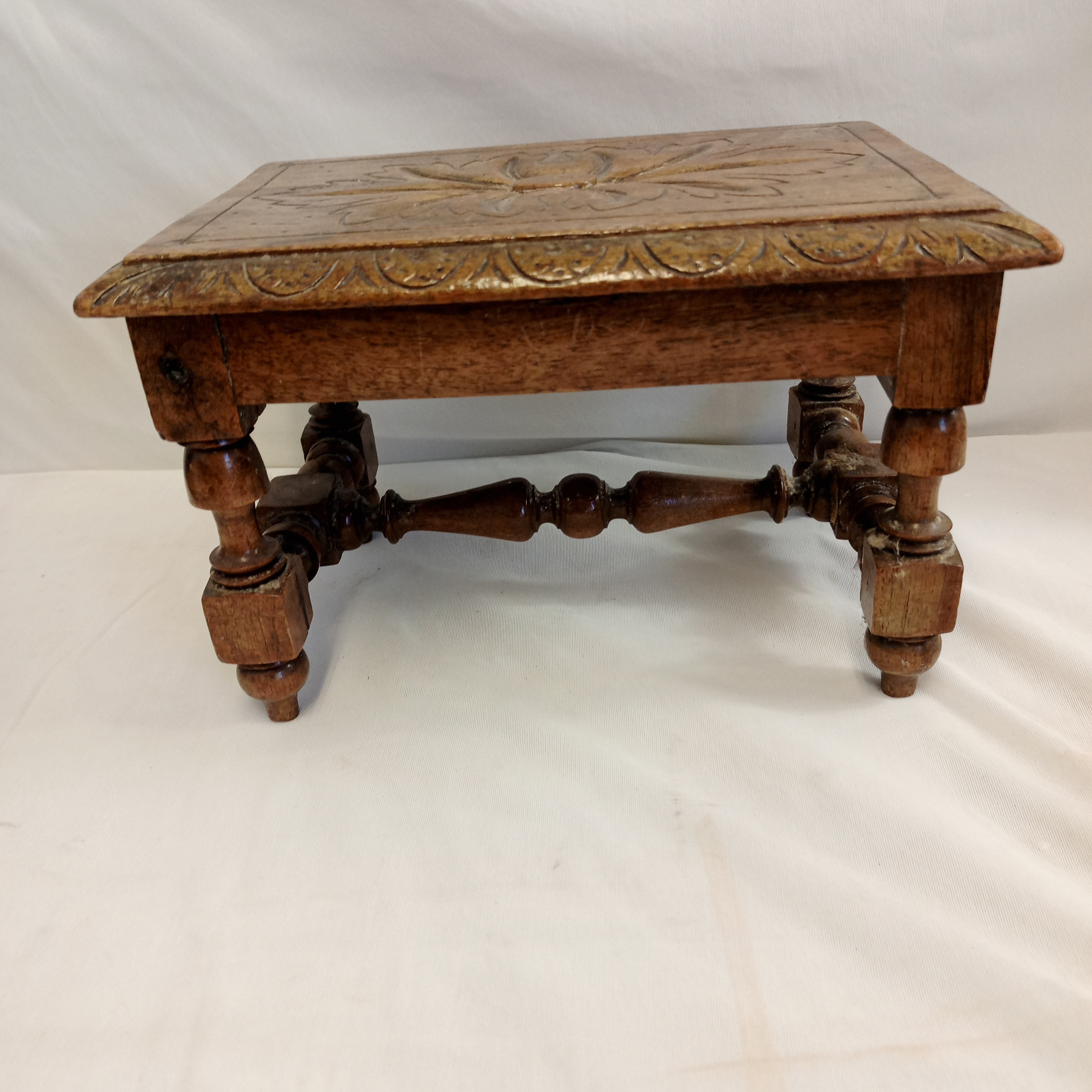 Voir photo 3 de Petit tabouret en bois sculpté - Ameublement Petit tabouret en bois sculpté - Ameublement État correct reconditionné photo 3