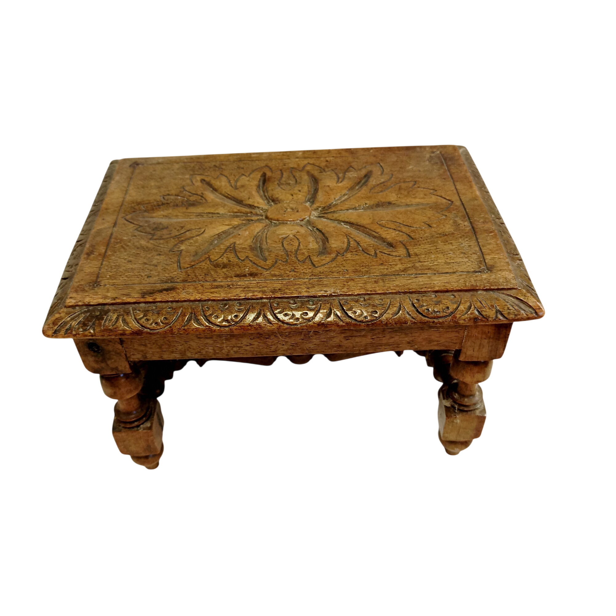 Acheter Petit tabouret en bois sculpté - Ameublement État correct - 25,00 € Petit tabouret en bois sculpté - Ameublement État correct reconditionné disponible sur Label Emmaüs