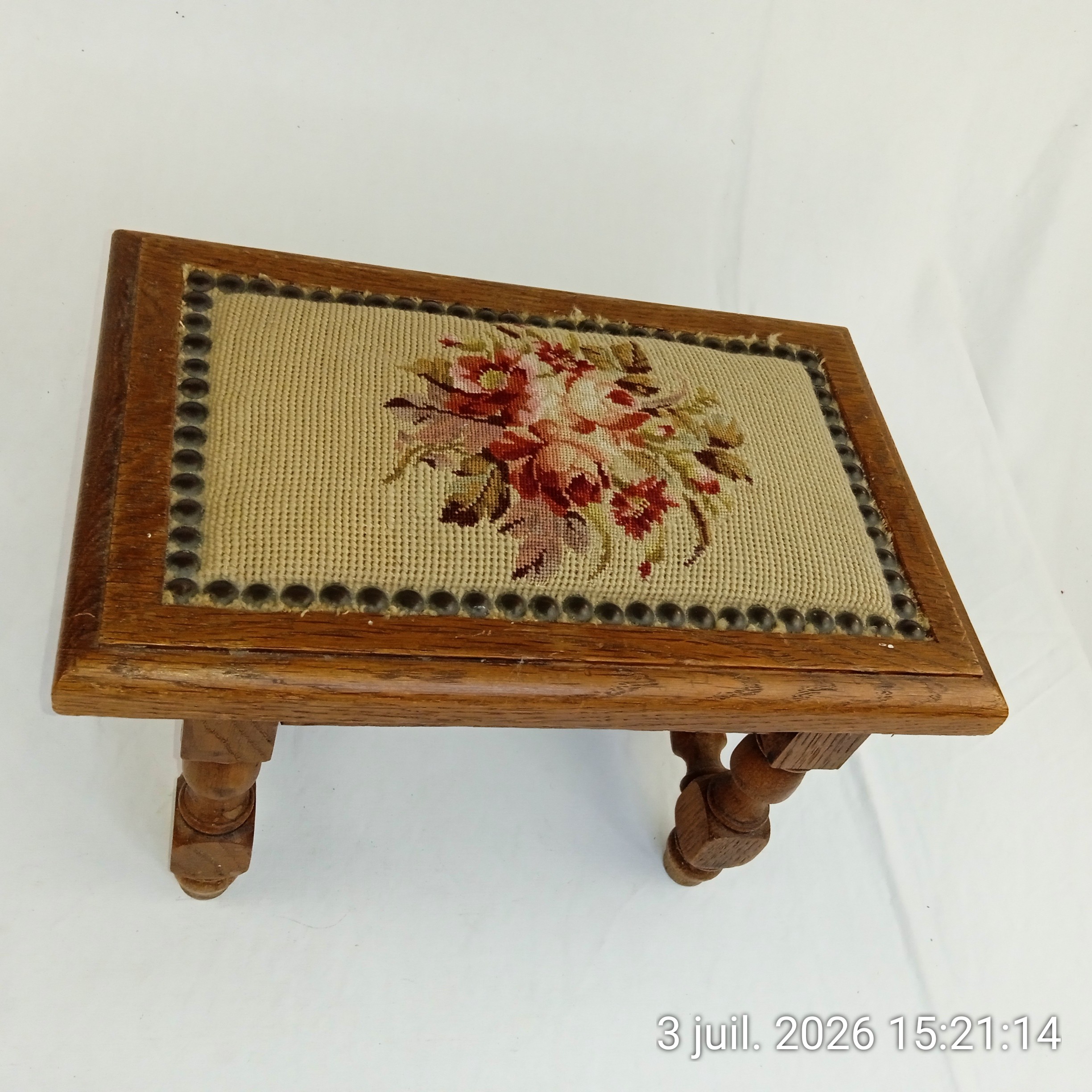 Voir photo 3 de Petit tabouret/repose-pied en bois vintage déco floral en point de croix Petit tabouret/repose-pied en bois vintage déco floral en point de croix Bon état reconditionné photo 3
