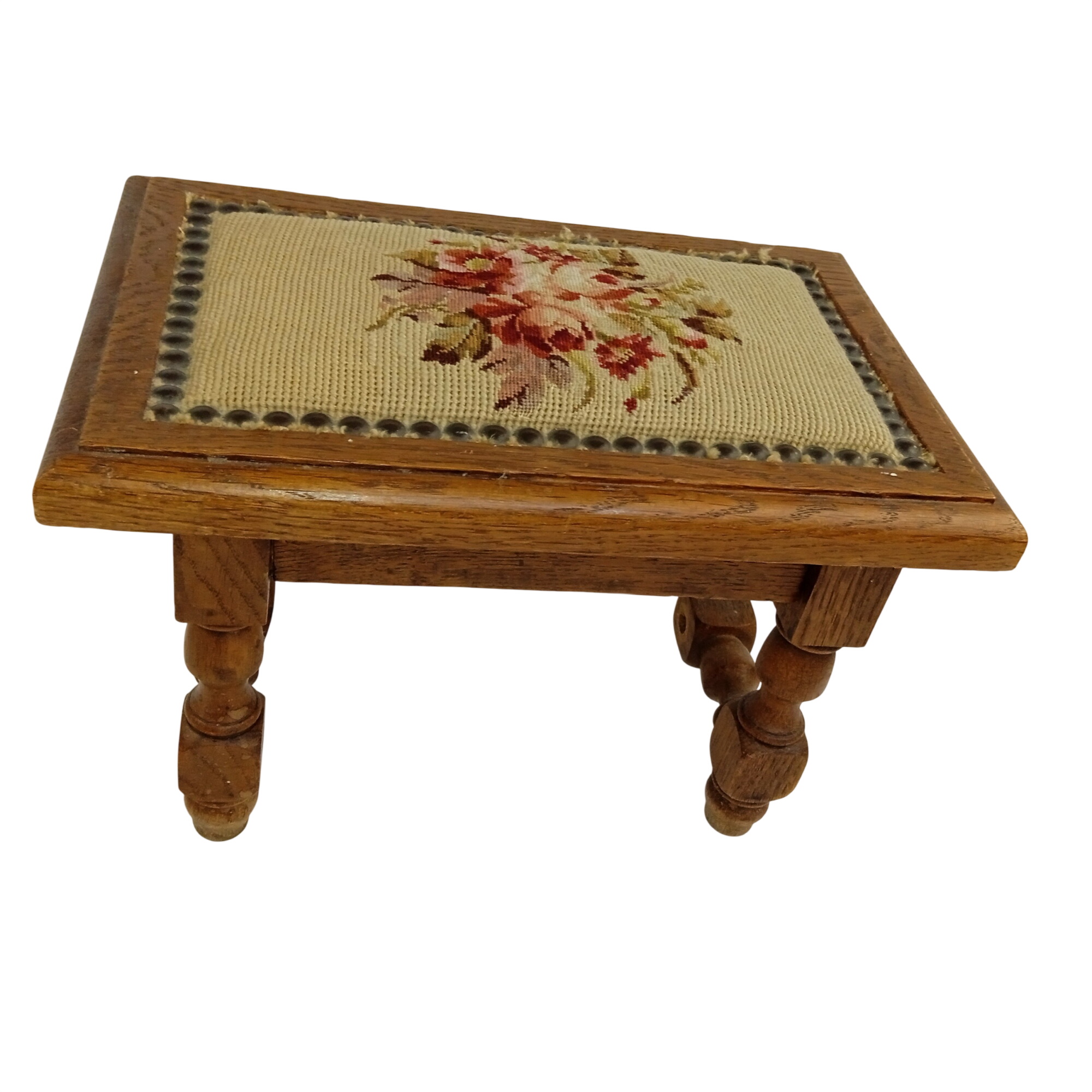 Acheter Petit tabouret/repose-pied en bois vintage déco floral en point de croix Bon état - 34,00 € Petit tabouret/repose-pied en bois vintage déco floral en point de croix Bon état reconditionné disponible sur Label Emmaüs