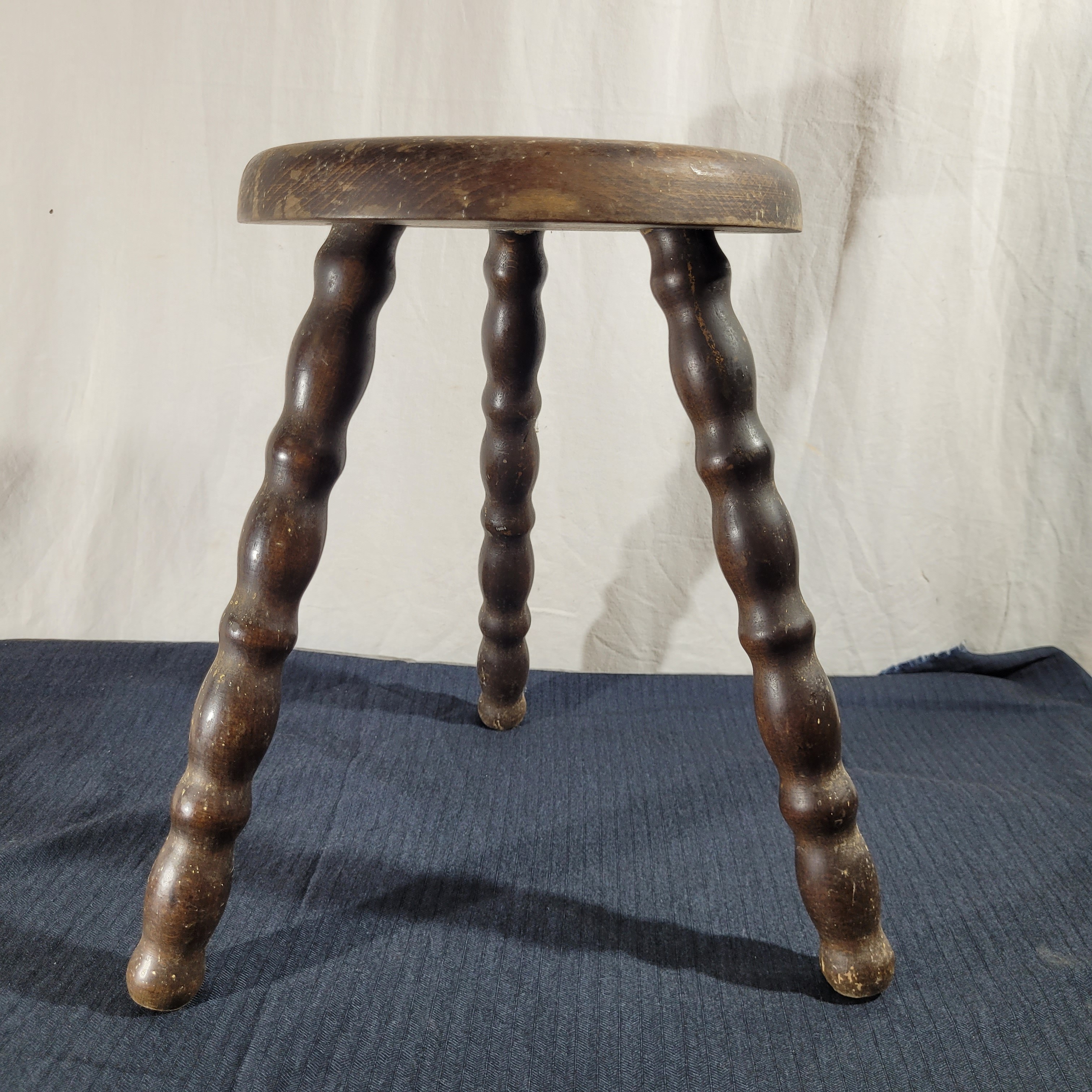 Voir photo 2 de Petit tabouret tripode vintage en bois tourné en chapelet – H 34,5 cm Petit tabouret tripode vintage en bois tourné en chapelet – H 34,5 cm Très bon état reconditionné photo 2