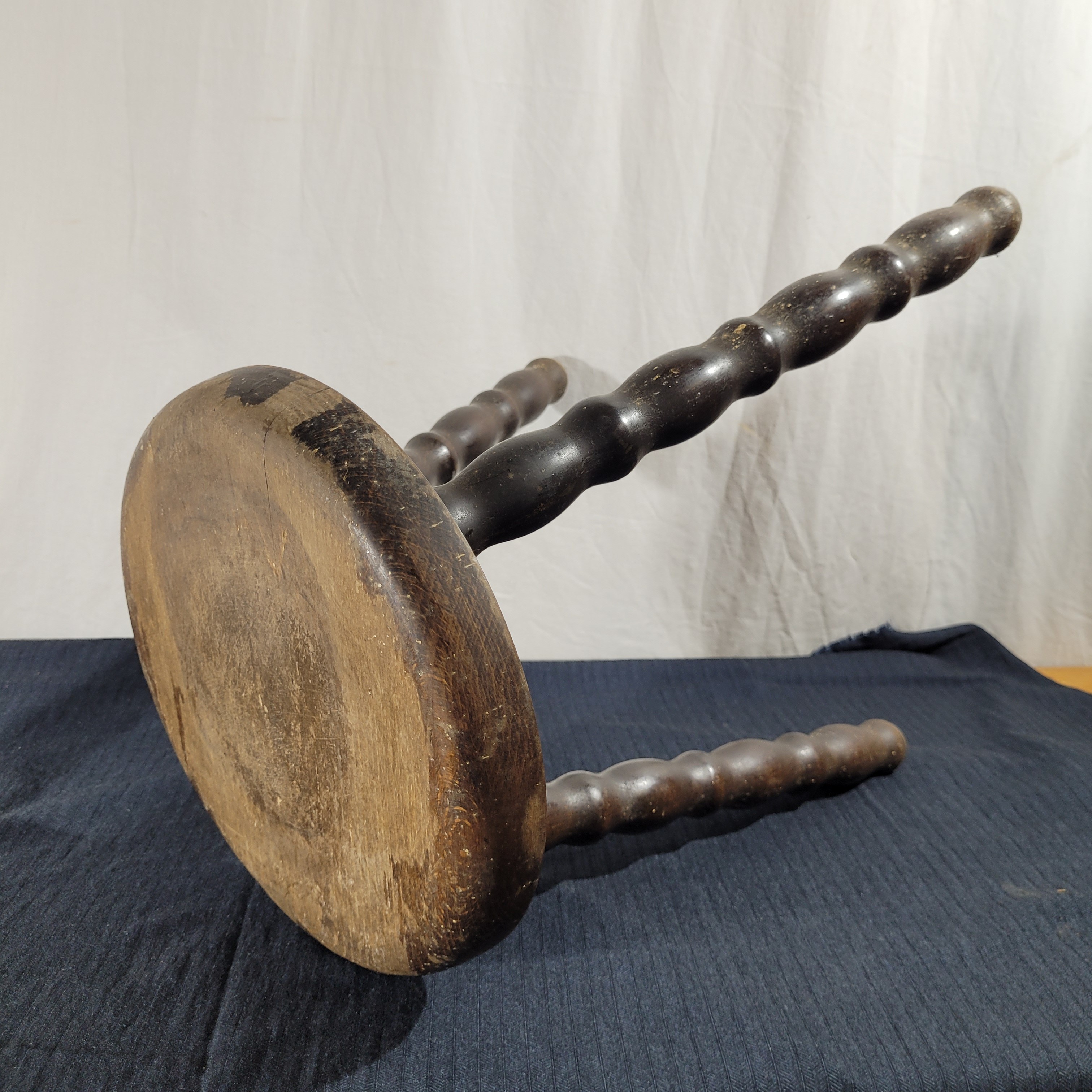 Voir photo 3 de Petit tabouret tripode vintage en bois tourné en chapelet – H 34,5 cm Petit tabouret tripode vintage en bois tourné en chapelet – H 34,5 cm Très bon état reconditionné photo 3