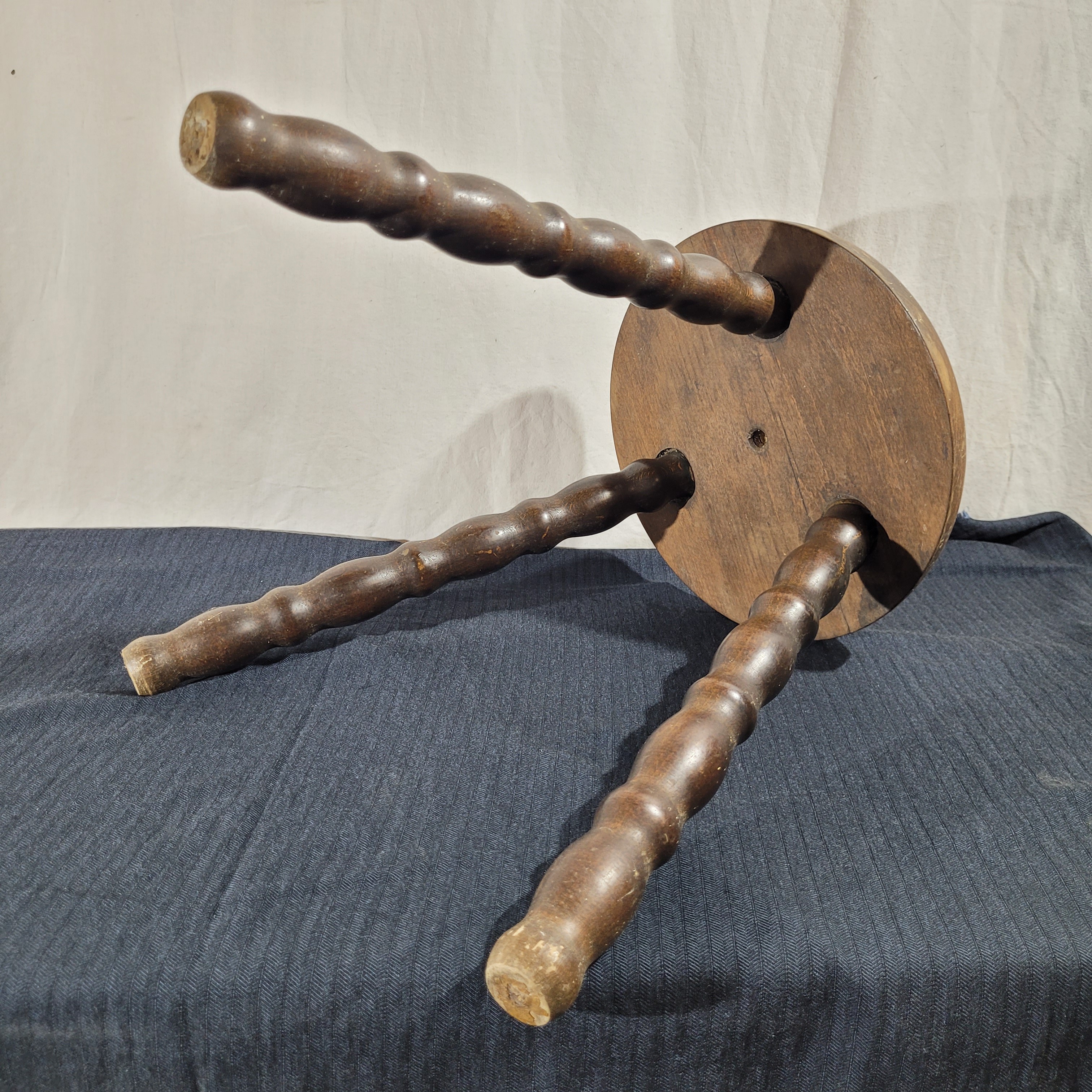 Voir photo 5 de Petit tabouret tripode vintage en bois tourné en chapelet – H 34,5 cm Petit tabouret tripode vintage en bois tourné en chapelet – H 34,5 cm Très bon état reconditionné photo 5