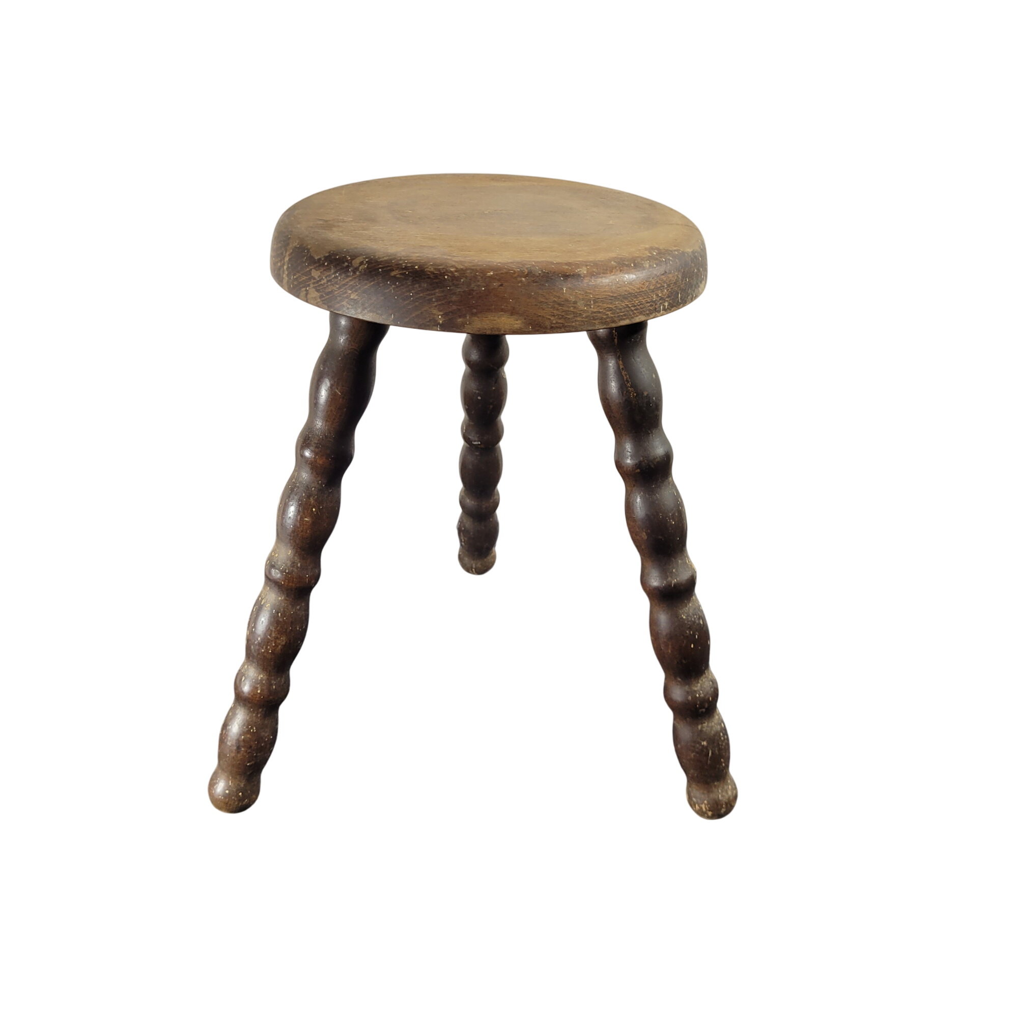Petit tabouret tripode vintage en bois tourné en chapelet – H 34,5 cm Très bon état - 15,00 € Petit tabouret tripode vintage en bois tourné en chapelet – H 34,5 cm Très bon état reconditionné disponible sur Label Emmaüs