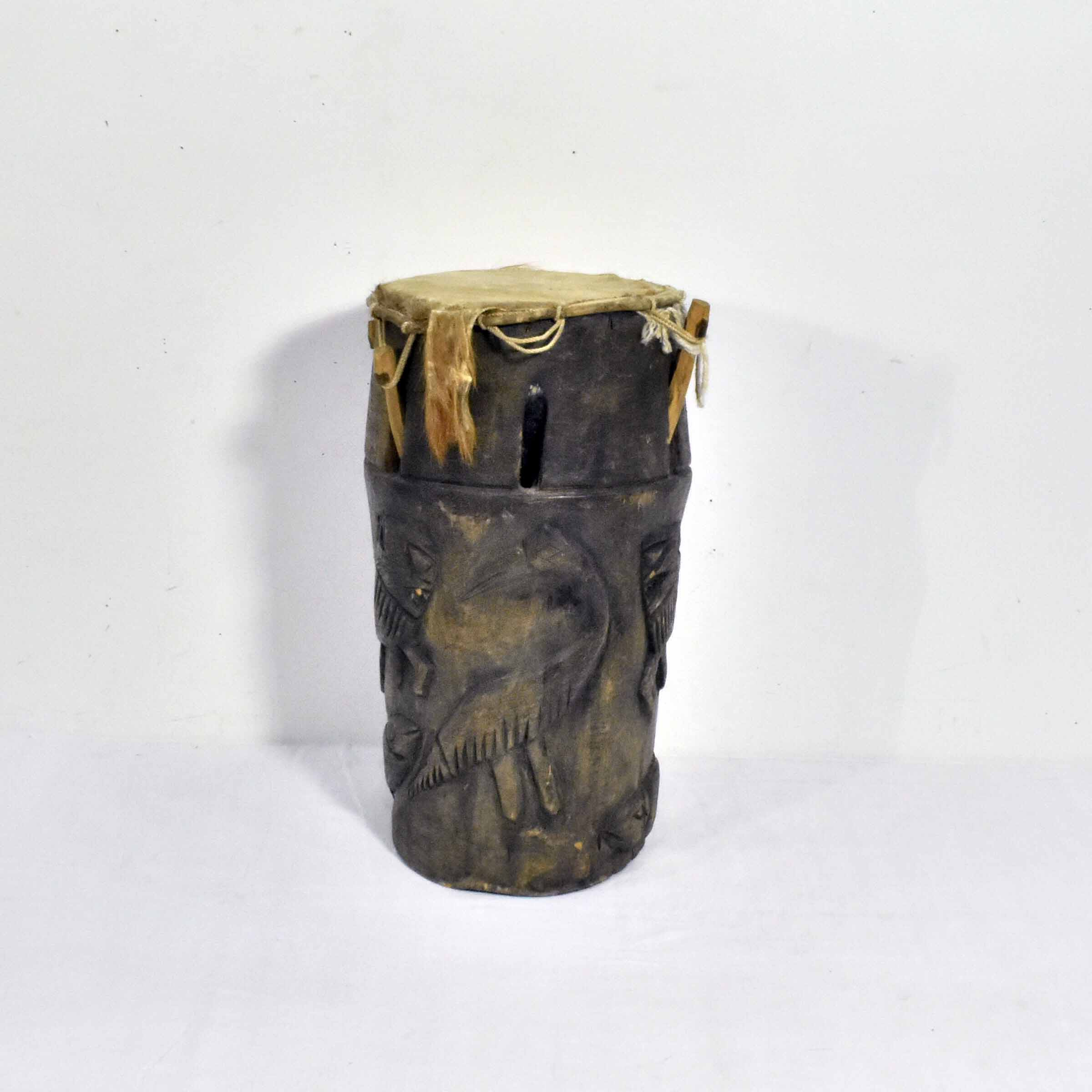 Voir photo 2 de Petit Tambour Africain - Bois Sculpté & Peau Rasée Petit Tambour Africain - Bois Sculpté & Peau Rasée Bon état reconditionné photo 2