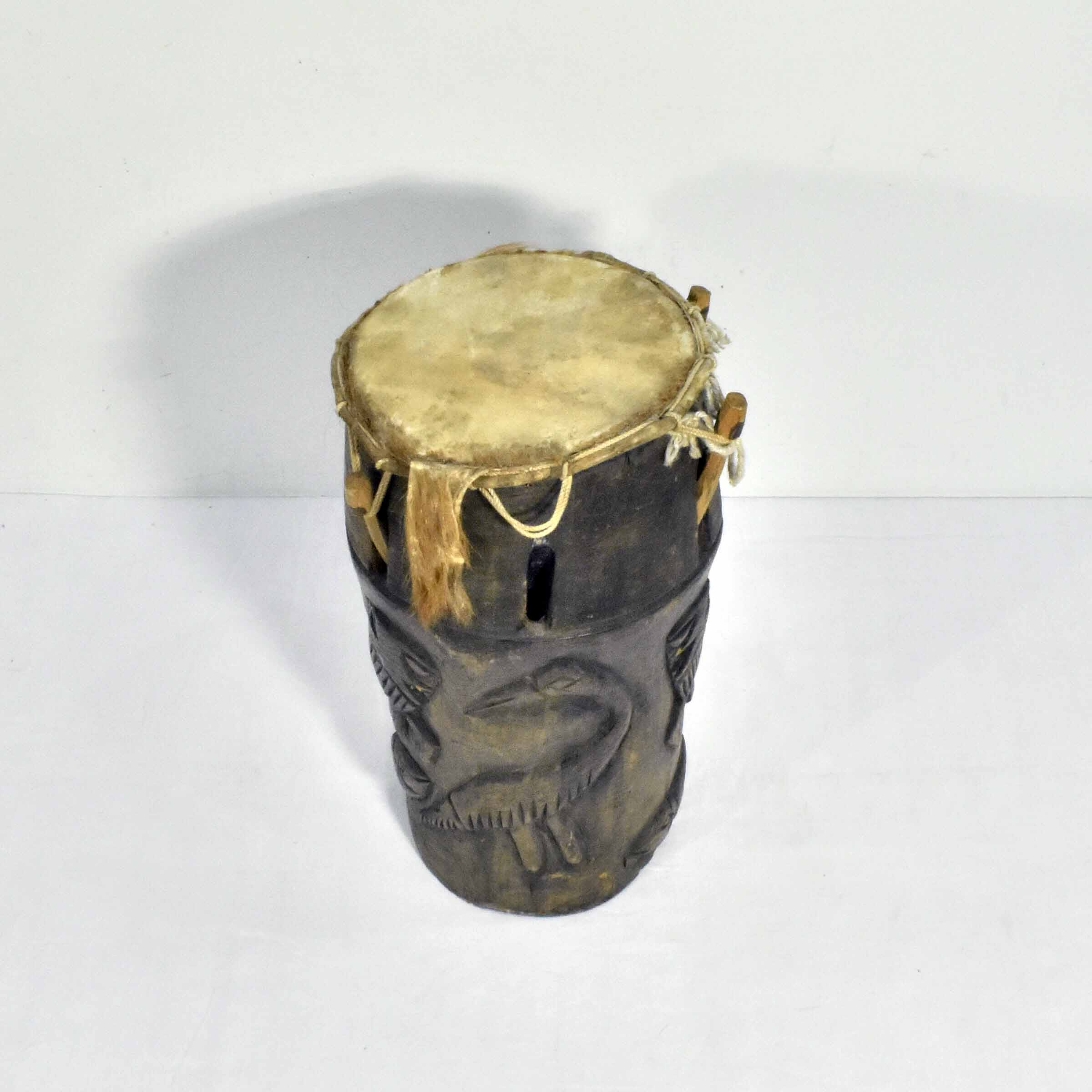 Voir photo 3 de Petit Tambour Africain - Bois Sculpté & Peau Rasée Petit Tambour Africain - Bois Sculpté & Peau Rasée Bon état reconditionné photo 3