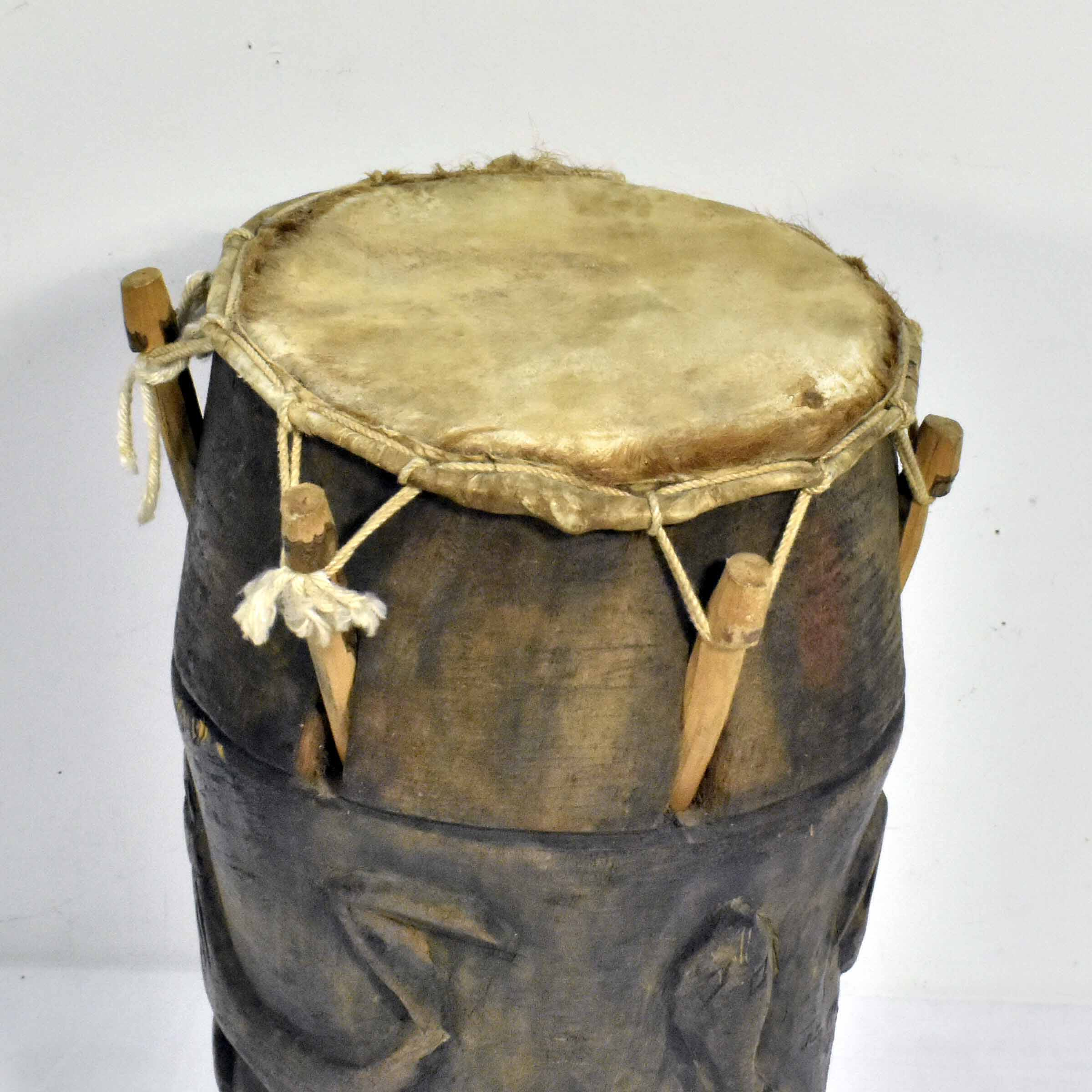 Voir photo 4 de Petit Tambour Africain - Bois Sculpté & Peau Rasée Petit Tambour Africain - Bois Sculpté & Peau Rasée Bon état reconditionné photo 4