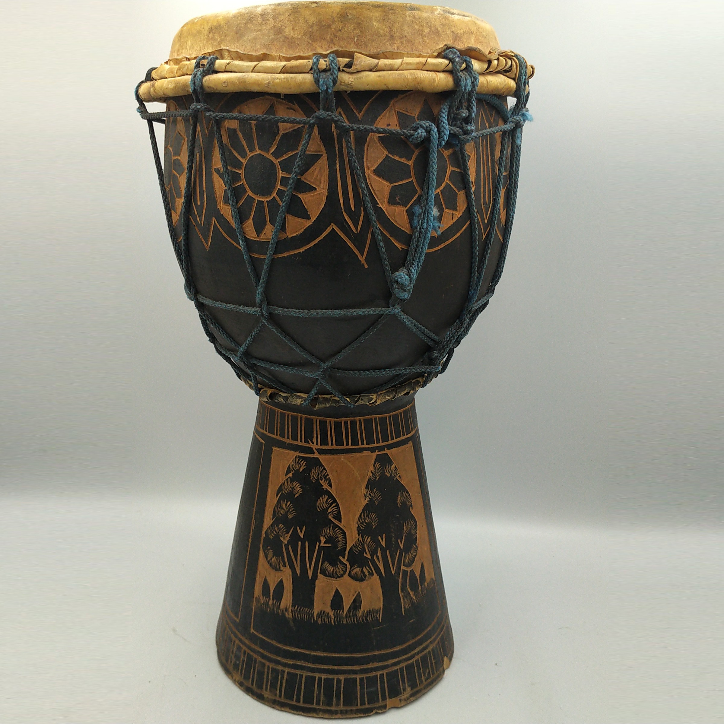 Voir photo 2 de Petit Tambour Djembé en bois sculpté – Art traditionnel Africain – 42 cm, BE. Petit Tambour Djembé en bois sculpté – Art traditionnel Africain – 42 cm, BE. reconditionné photo 2