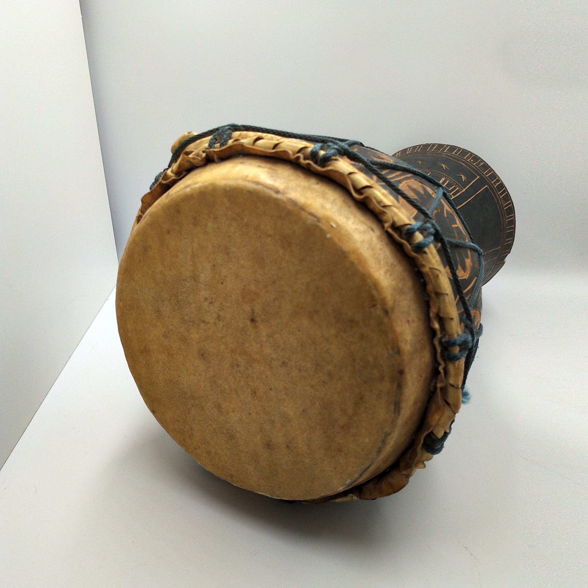 Voir photo 3 de Petit Tambour Djembé en bois sculpté – Art traditionnel Africain – 42 cm, BE. Petit Tambour Djembé en bois sculpté – Art traditionnel Africain – 42 cm, BE. reconditionné photo 3