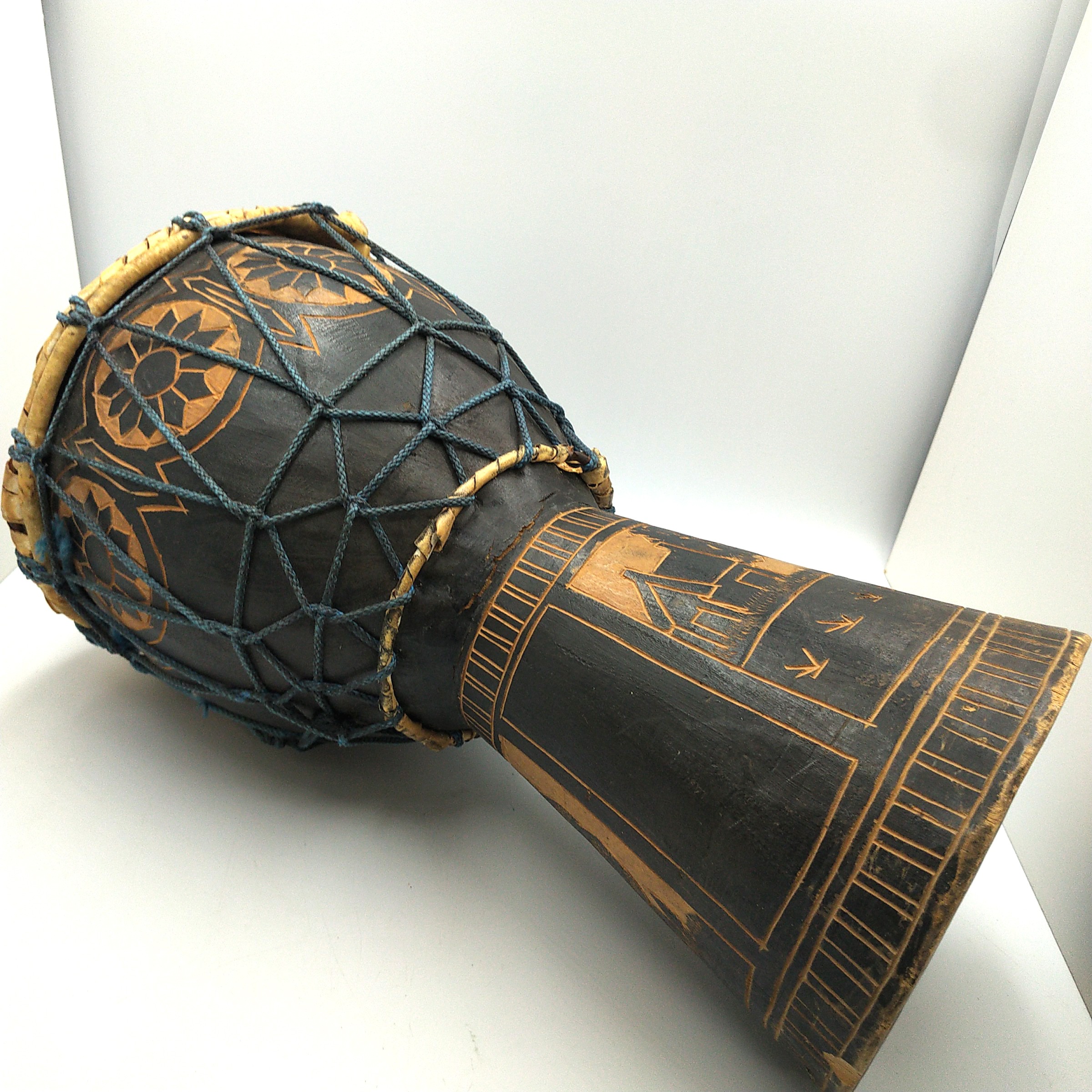 Voir photo 4 de Petit Tambour Djembé en bois sculpté – Art traditionnel Africain – 42 cm, BE. Petit Tambour Djembé en bois sculpté – Art traditionnel Africain – 42 cm, BE. reconditionné photo 4