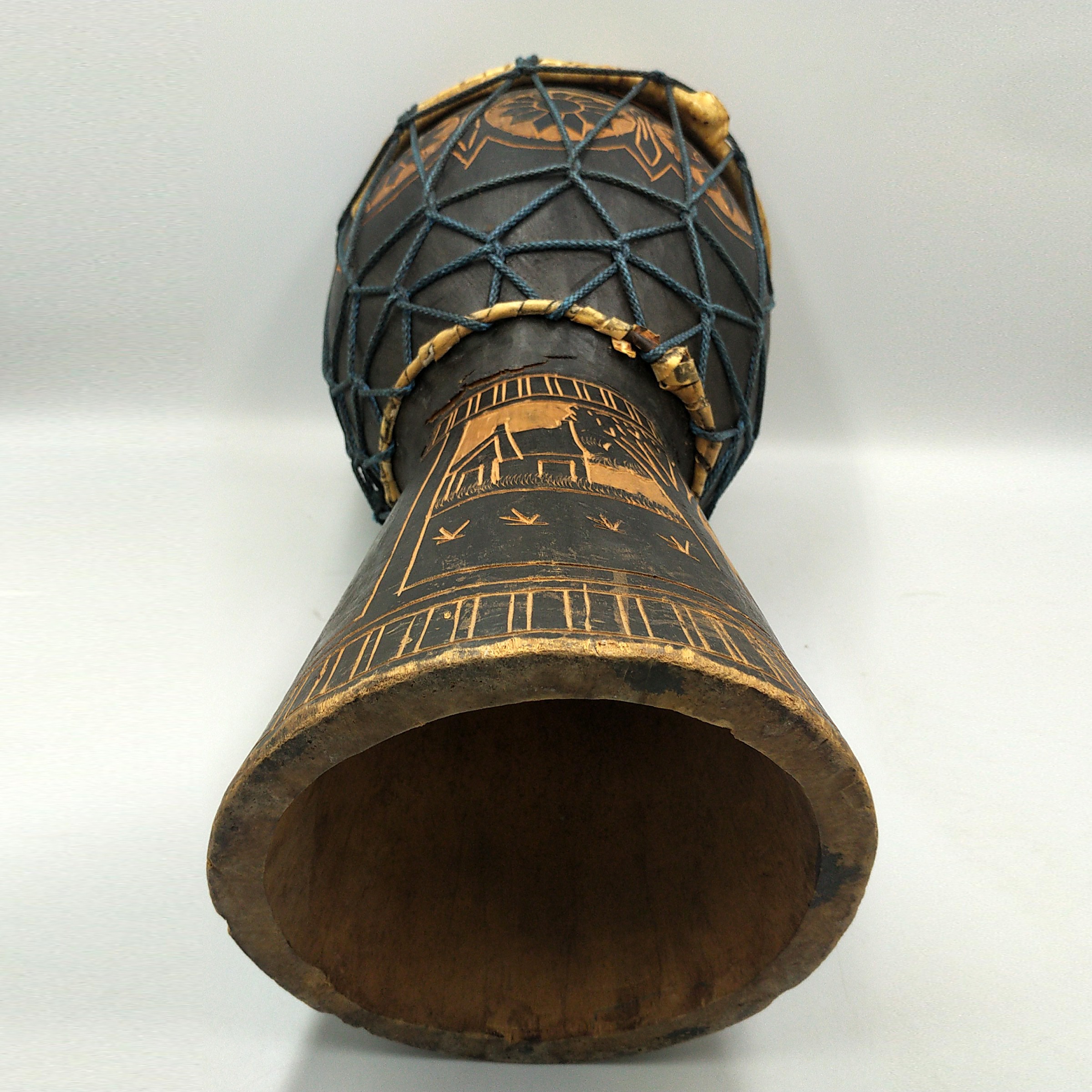 Voir photo 5 de Petit Tambour Djembé en bois sculpté – Art traditionnel Africain – 42 cm, BE. Petit Tambour Djembé en bois sculpté – Art traditionnel Africain – 42 cm, BE. reconditionné photo 5