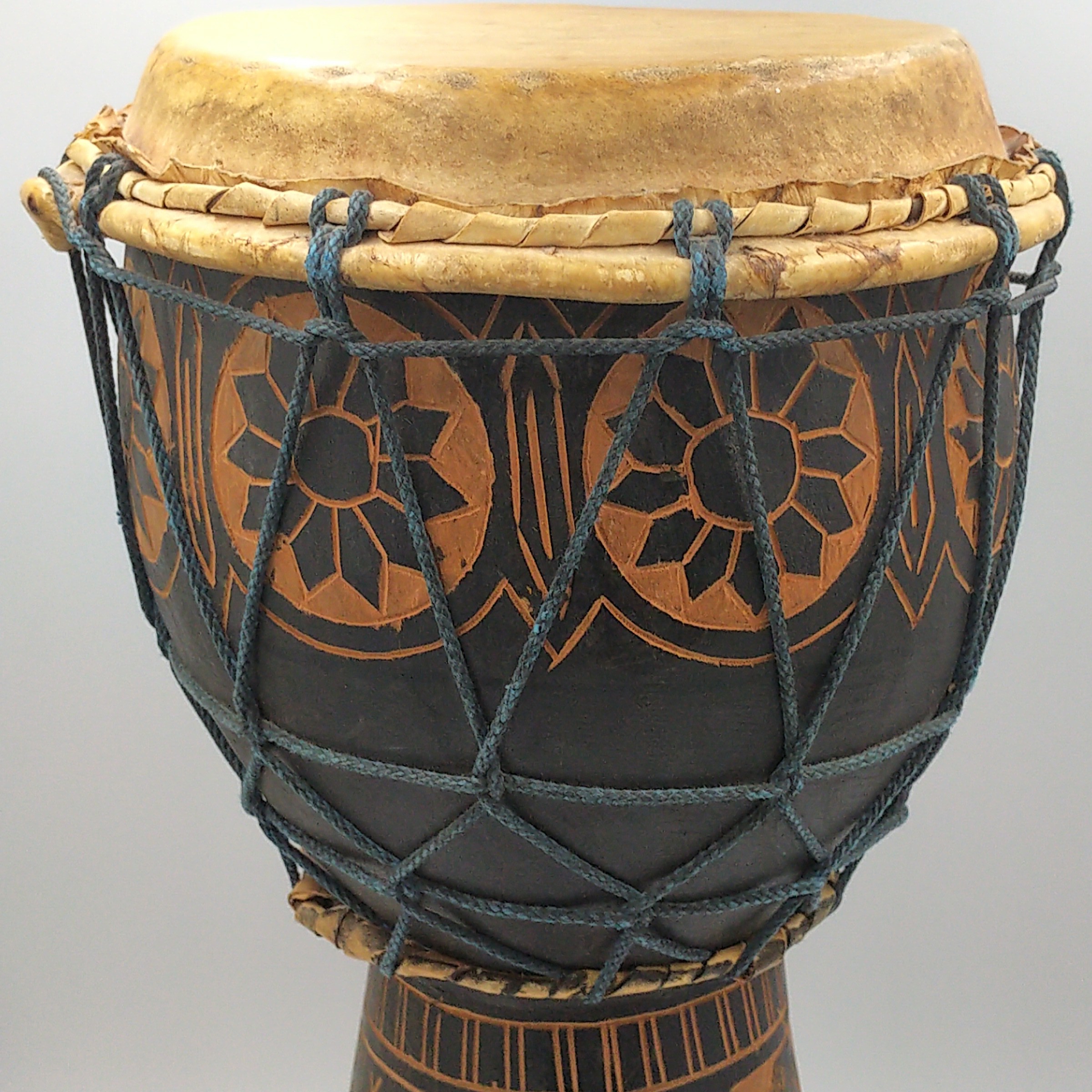 Voir photo 6 de Petit Tambour Djembé en bois sculpté – Art traditionnel Africain – 42 cm, BE. Petit Tambour Djembé en bois sculpté – Art traditionnel Africain – 42 cm, BE. reconditionné photo 6