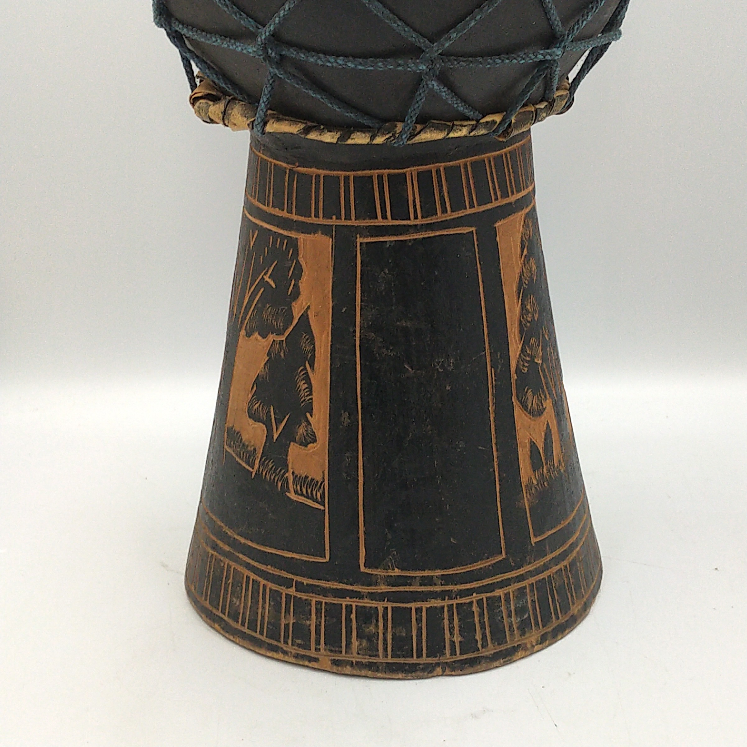 Voir photo 7 de Petit Tambour Djembé en bois sculpté – Art traditionnel Africain – 42 cm, BE. Petit Tambour Djembé en bois sculpté – Art traditionnel Africain – 42 cm, BE. reconditionné photo 7