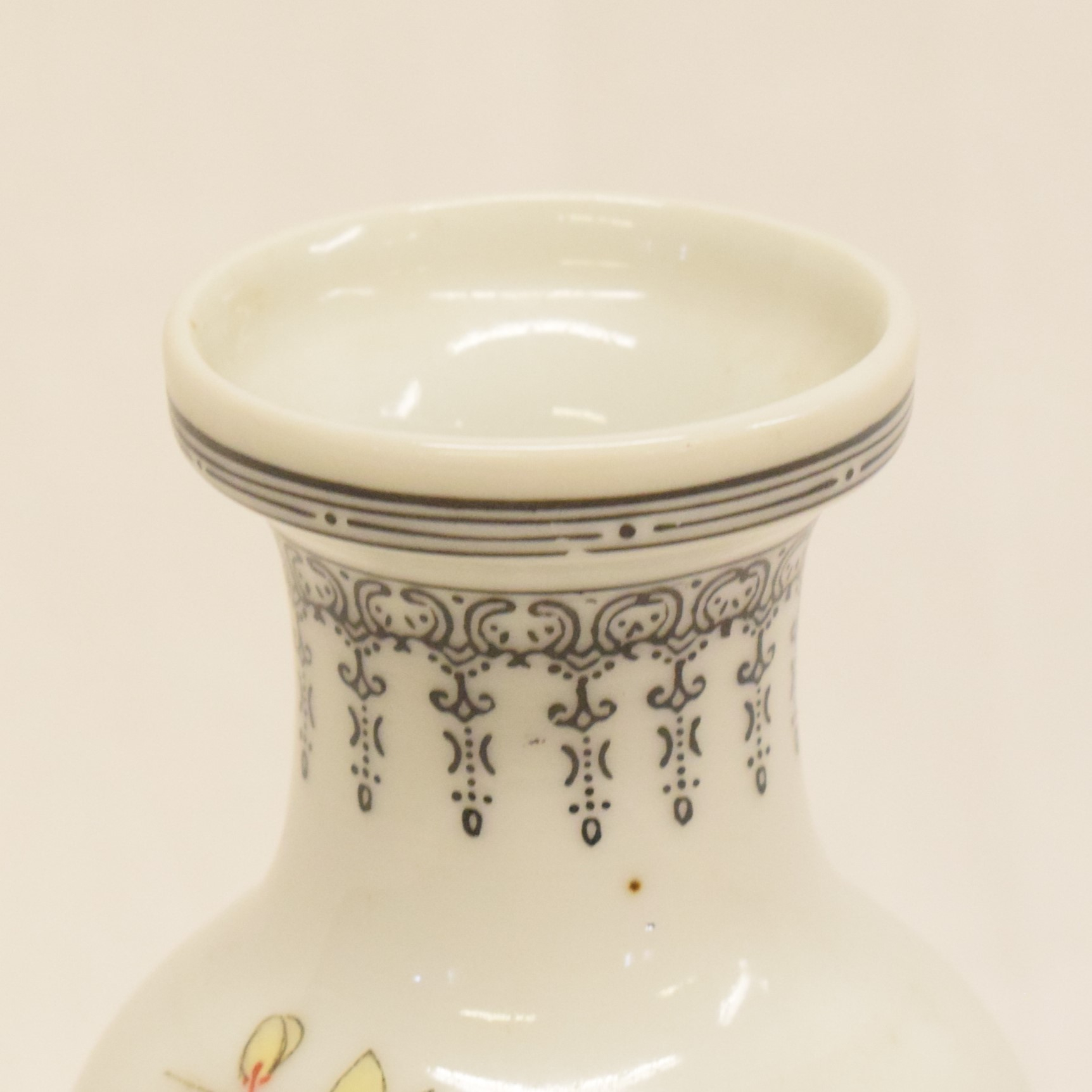 Voir photo 2 de Petit vase 14 cm de style BAI JUYI fleurs et oiseau chantant Petit vase 14 cm de style BAI JUYI fleurs et oiseau chantant Bon état reconditionné photo 2
