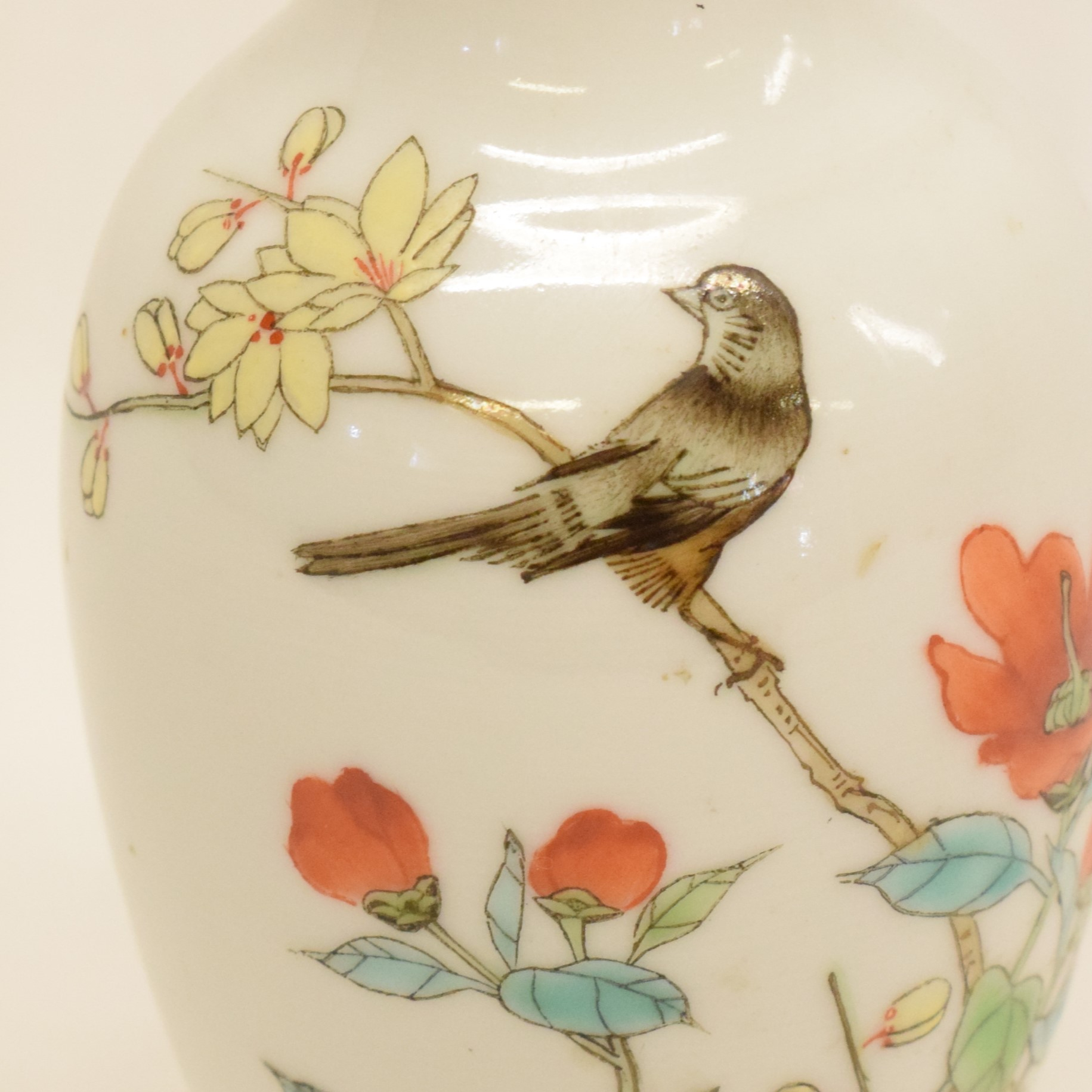 Voir photo 3 de Petit vase 14 cm de style BAI JUYI fleurs et oiseau chantant Petit vase 14 cm de style BAI JUYI fleurs et oiseau chantant Bon état reconditionné photo 3