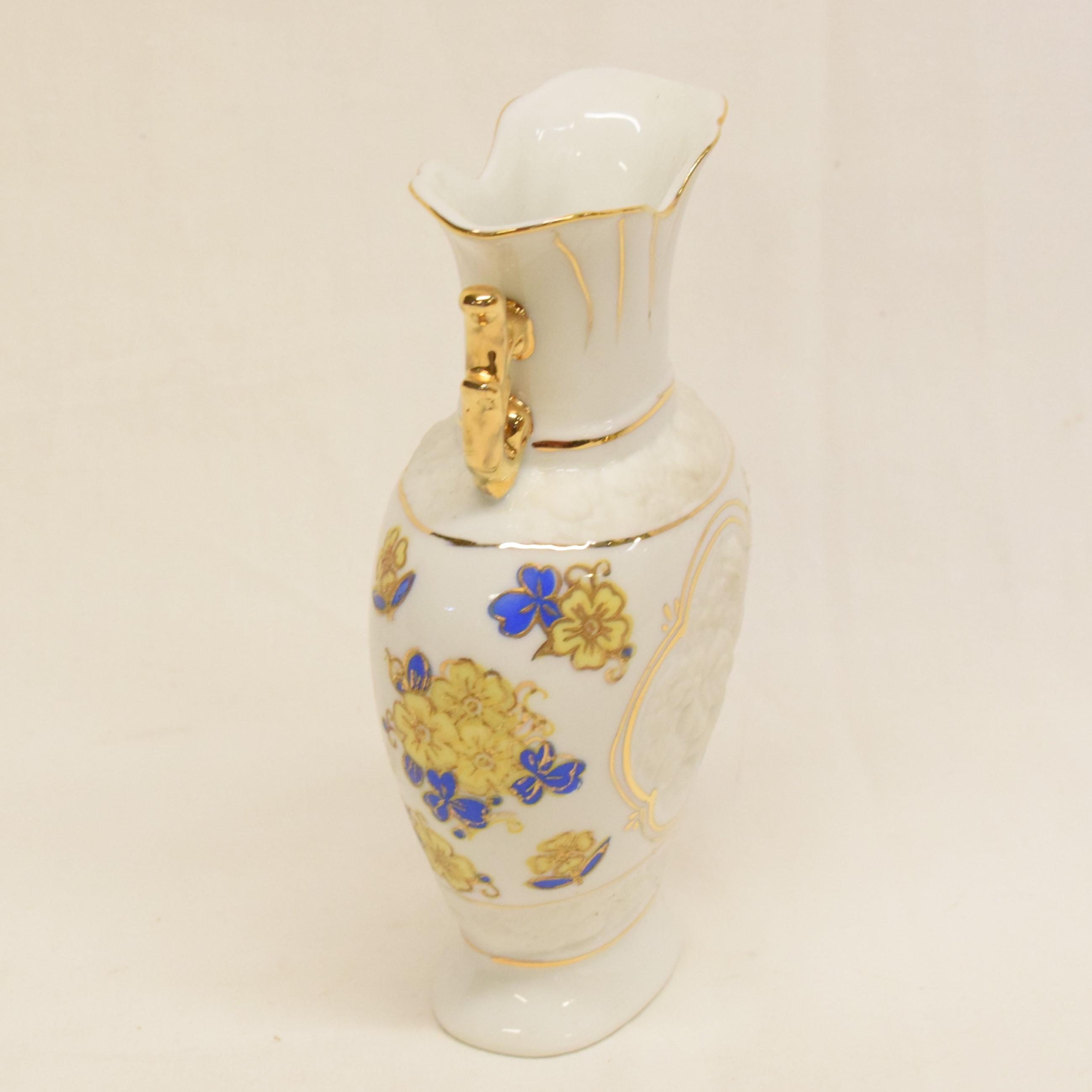 Voir photo 2 de Petit vase 16,5 cm en porcelaine et biscuit décor floral Petit vase 16,5 cm en porcelaine et biscuit décor floral Bon état reconditionné photo 2