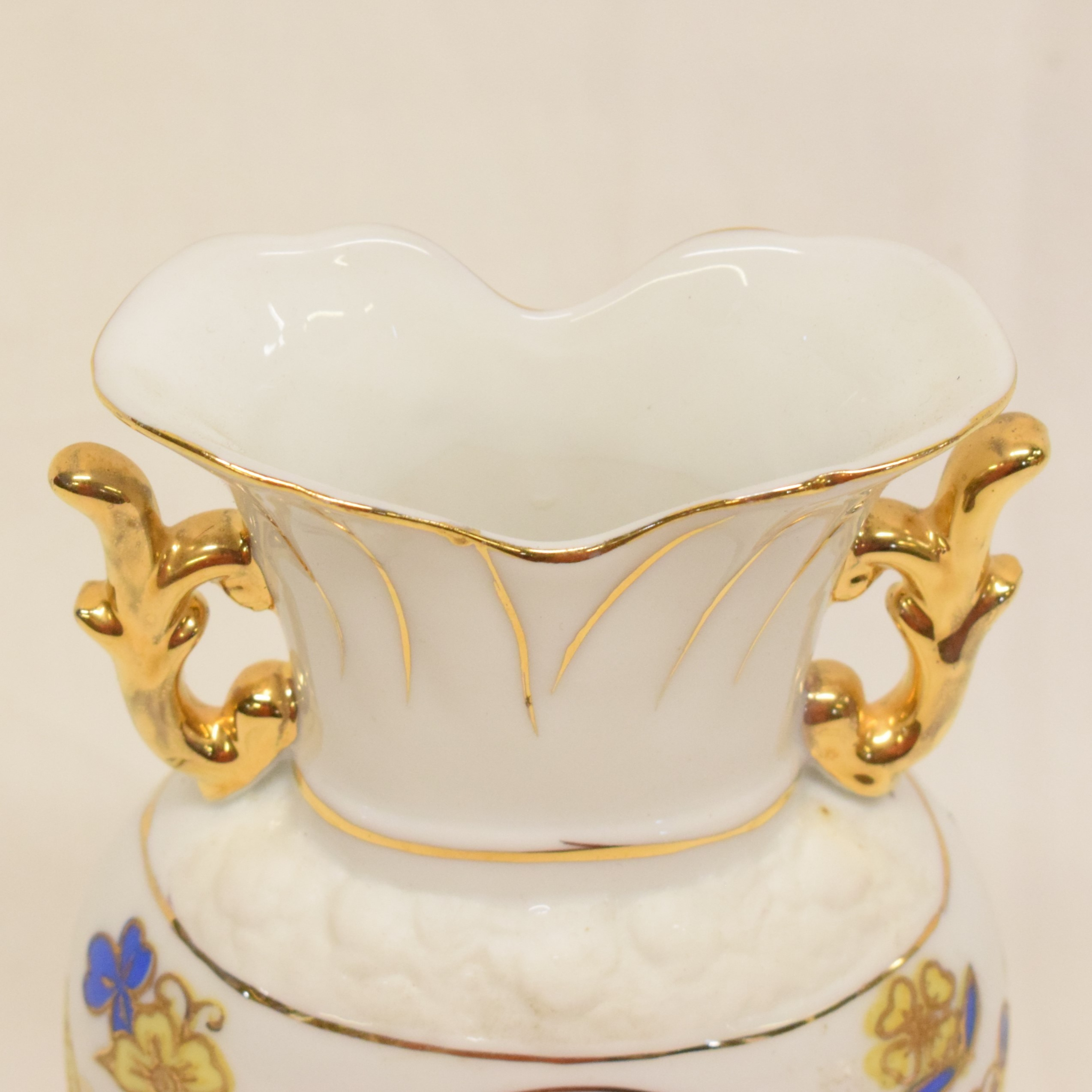 Voir photo 3 de Petit vase 16,5 cm en porcelaine et biscuit décor floral Petit vase 16,5 cm en porcelaine et biscuit décor floral Bon état reconditionné photo 3