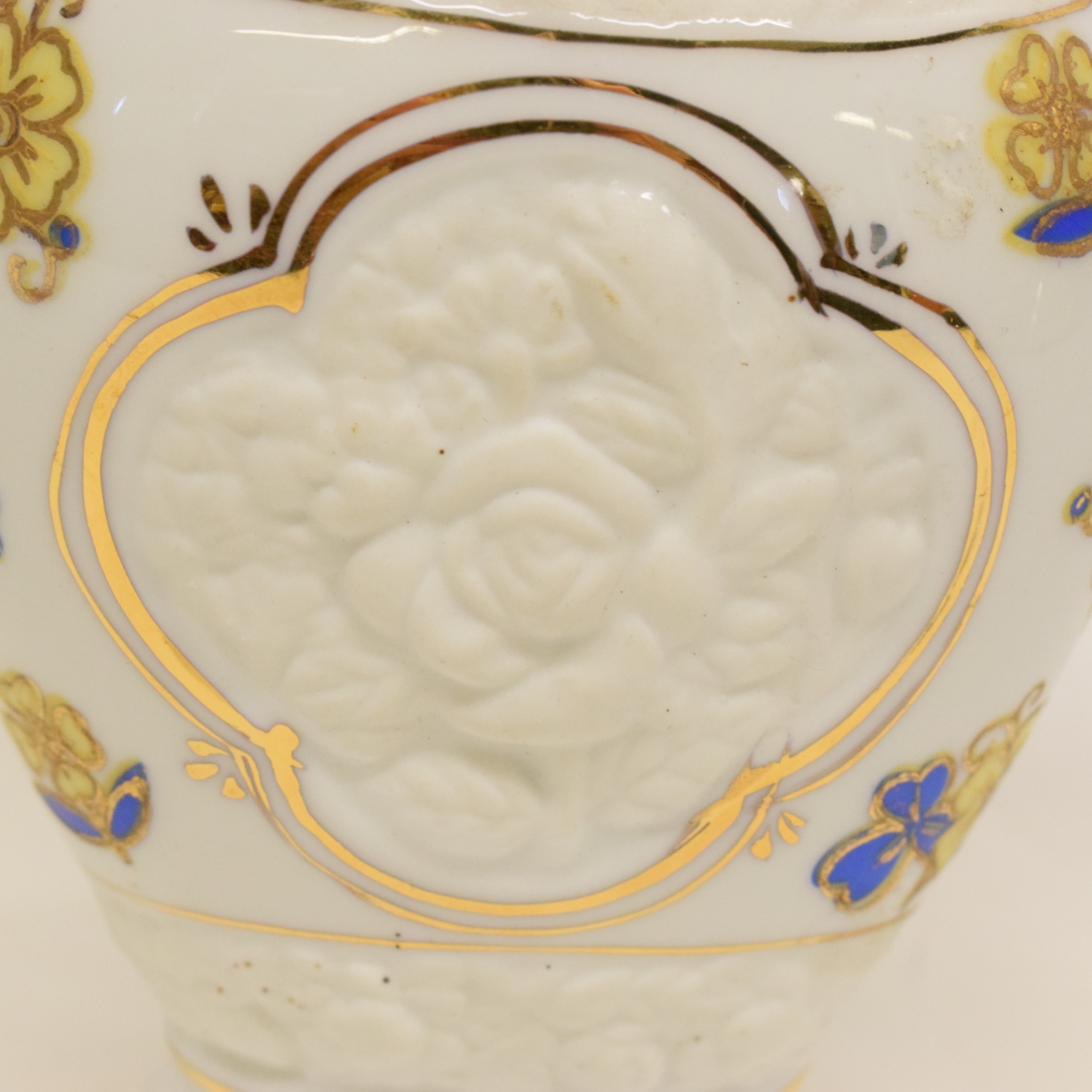 Voir photo 4 de Petit vase 16,5 cm en porcelaine et biscuit décor floral Petit vase 16,5 cm en porcelaine et biscuit décor floral Bon état reconditionné photo 4