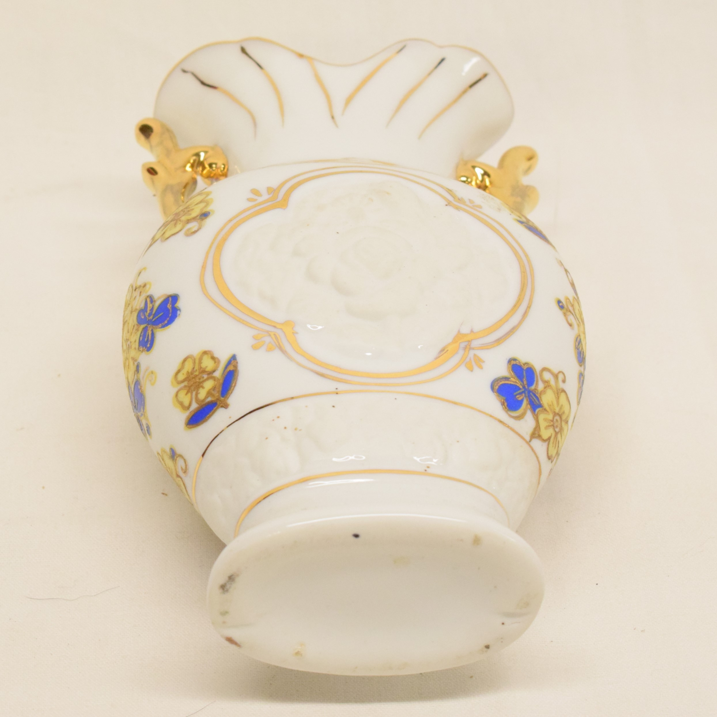 Voir photo 5 de Petit vase 16,5 cm en porcelaine et biscuit décor floral Petit vase 16,5 cm en porcelaine et biscuit décor floral Bon état reconditionné photo 5