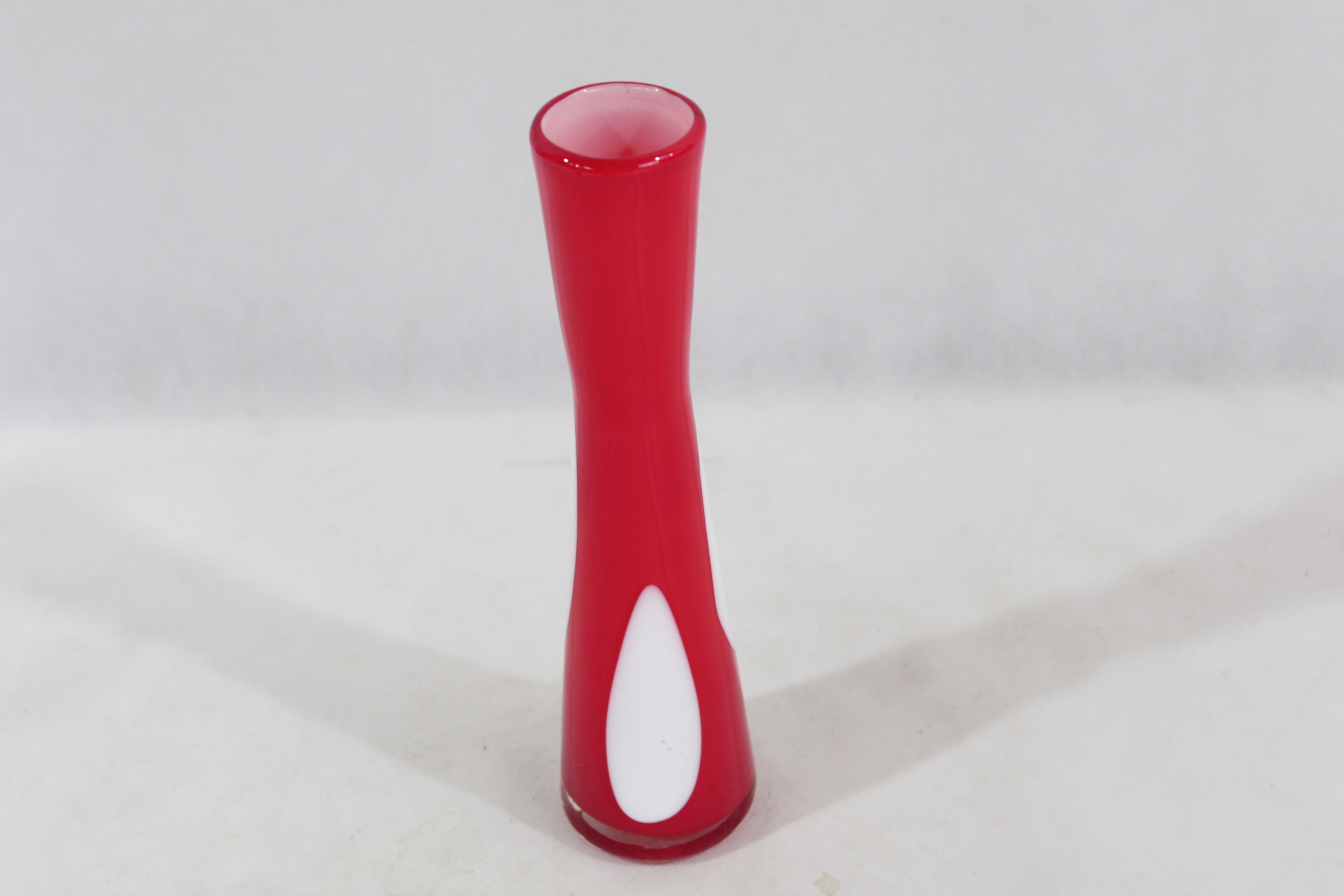 Voir photo 2 de Petit vase à fleurs style Pop art fait main en verre rouge et blanc Petit vase à fleurs style Pop art fait main en verre rouge et blanc reconditionné photo 2
