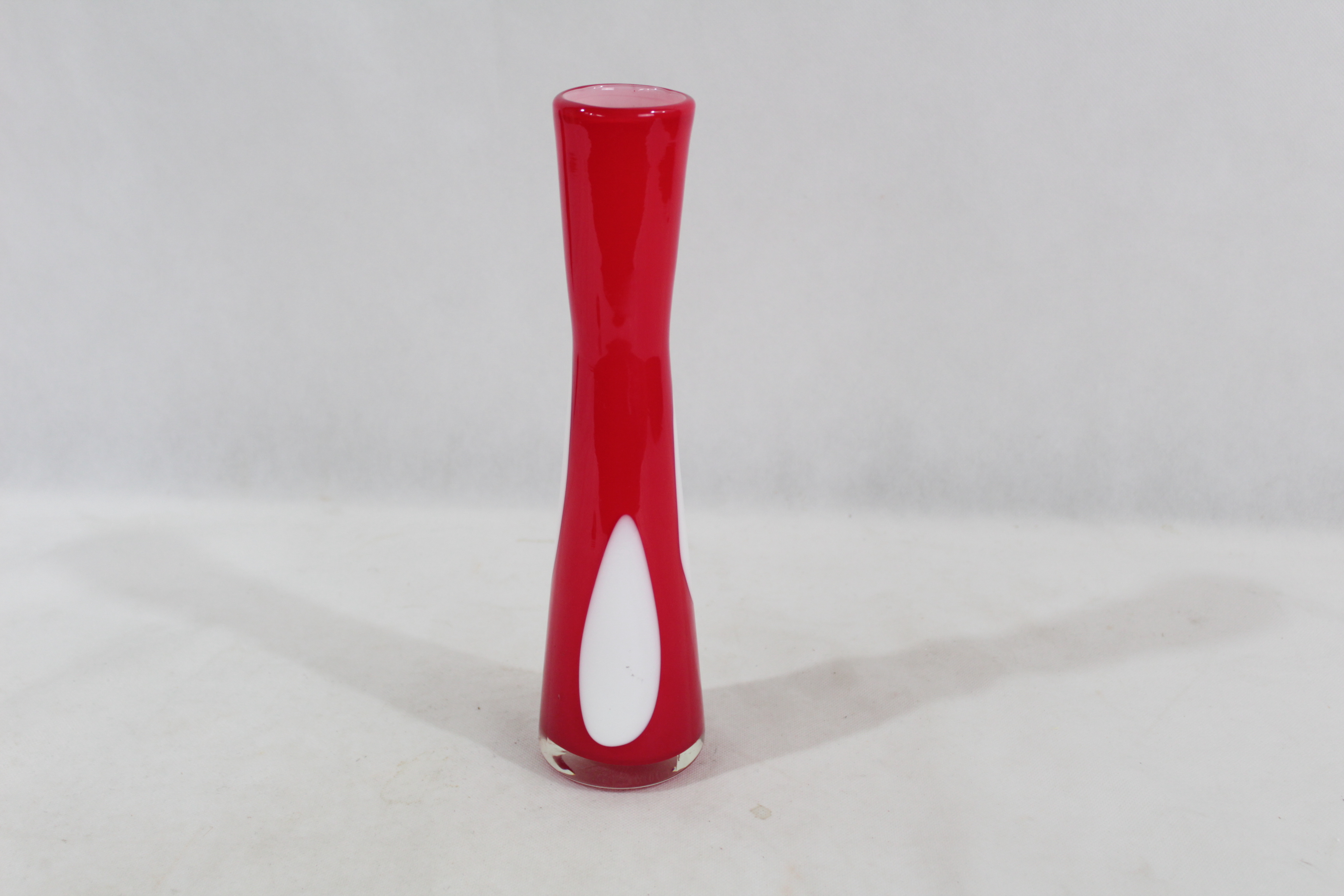 Voir photo 3 de Petit vase à fleurs style Pop art fait main en verre rouge et blanc Petit vase à fleurs style Pop art fait main en verre rouge et blanc reconditionné photo 3