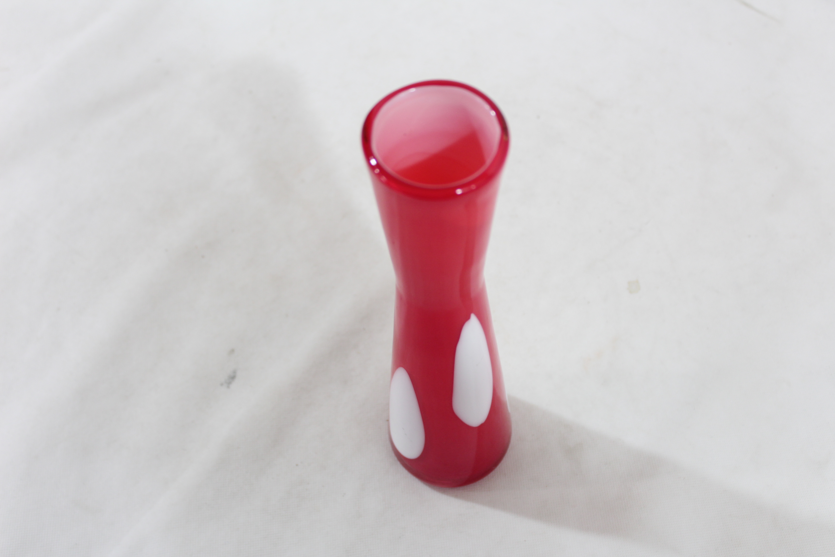 Voir photo 4 de Petit vase à fleurs style Pop art fait main en verre rouge et blanc Petit vase à fleurs style Pop art fait main en verre rouge et blanc reconditionné photo 4