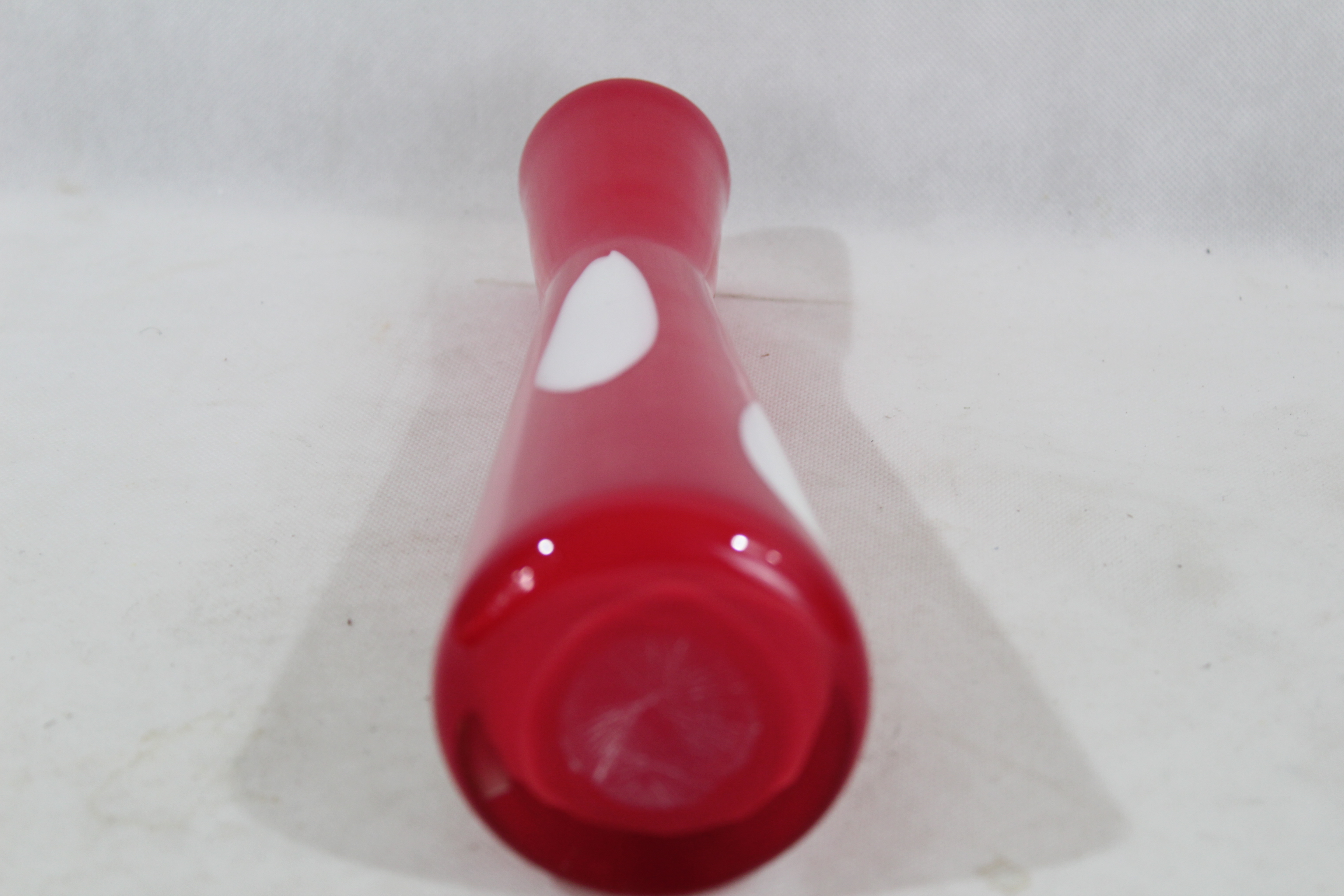 Voir photo 5 de Petit vase à fleurs style Pop art fait main en verre rouge et blanc Petit vase à fleurs style Pop art fait main en verre rouge et blanc reconditionné photo 5