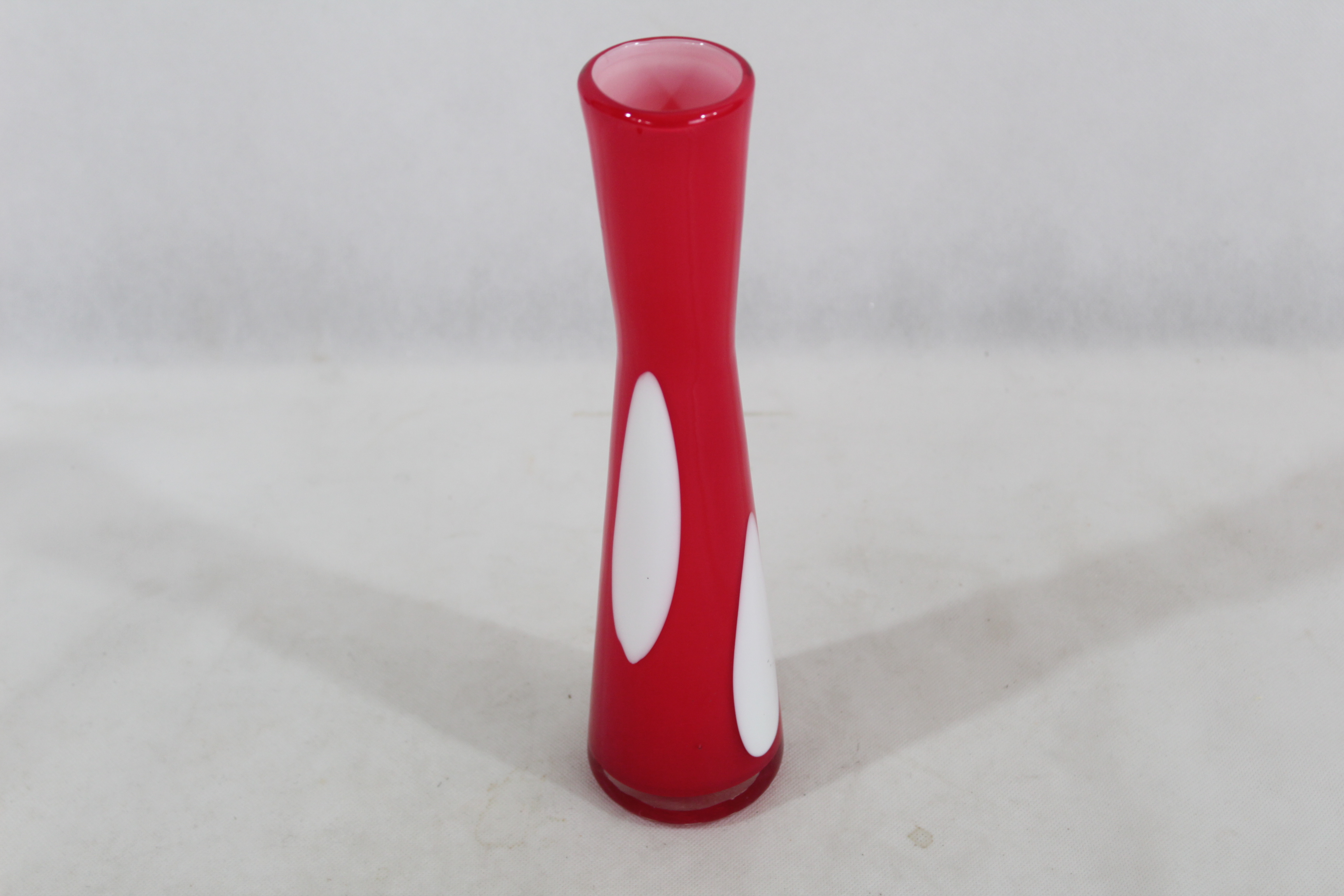 Petit vase à fleurs style Pop art fait main en verre rouge et blanc - 62,50 € Petit vase à fleurs style Pop art fait main en verre rouge et blanc reconditionné disponible sur Label Emmaüs