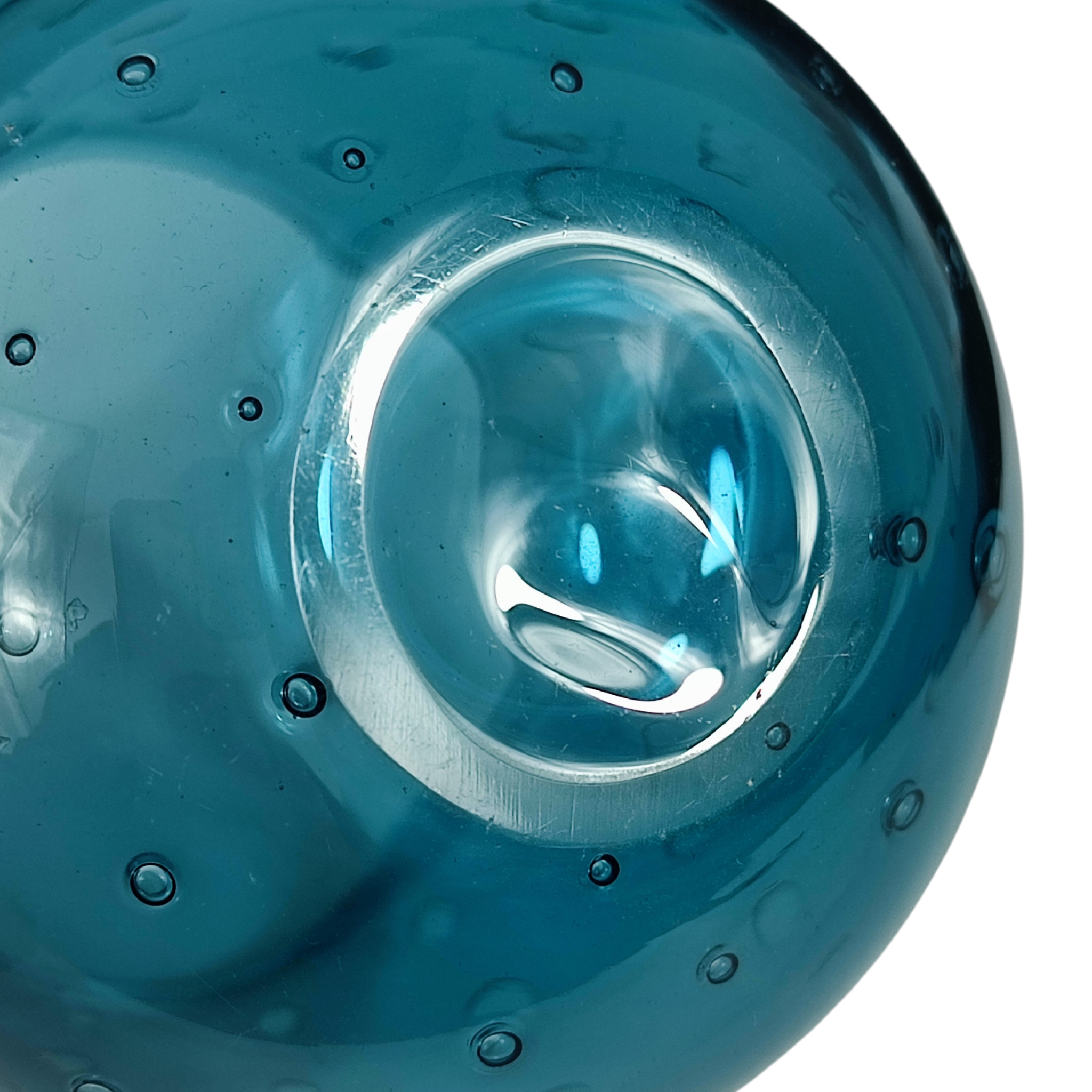 Voir photo 6 de Petit vase artisanal en verre bullé couleur bleu pétrole Petit vase artisanal en verre bullé couleur bleu pétrole reconditionné photo 6