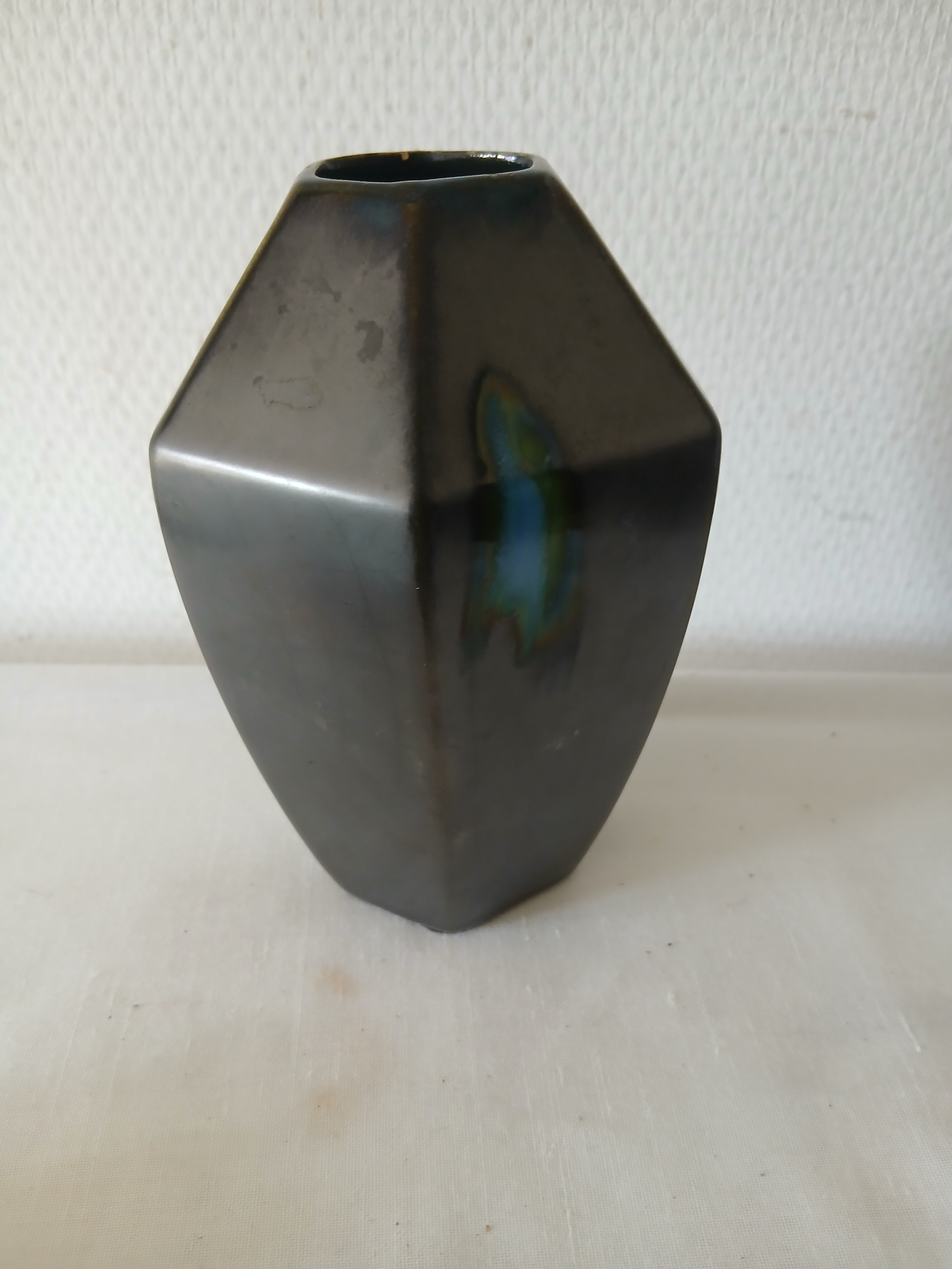 Voir photo 5 de Petit vase émaillé noir et bleu-vert. Petit vase émaillé noir et bleu-vert. Bon état reconditionné photo 5