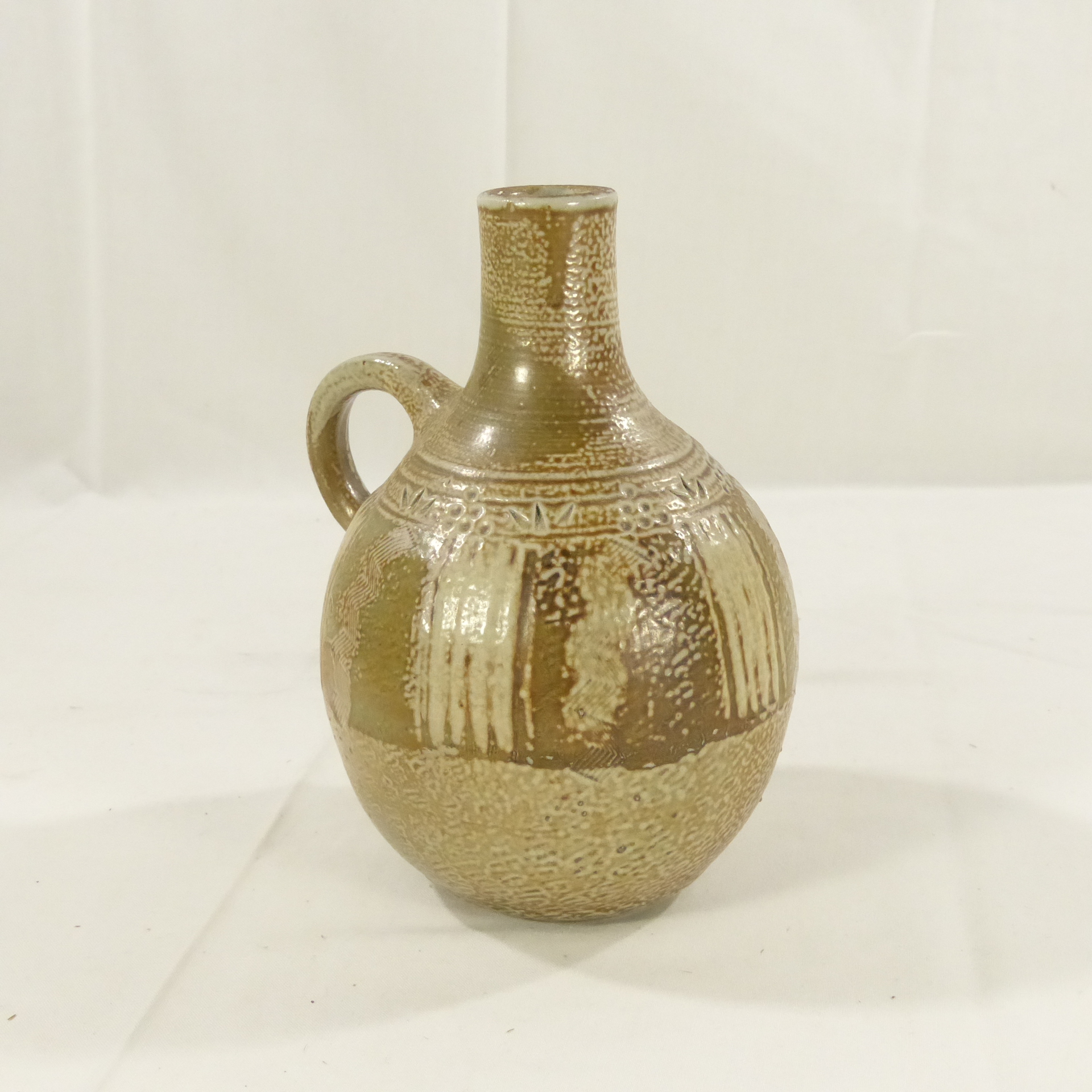 Acheter Petit vase en céramique travaillée - L'atelier d'en Haut Très bon état - 10,00 € Petit vase en céramique travaillée - L'atelier d'en Haut Très bon état reconditionné disponible sur Label Emmaüs