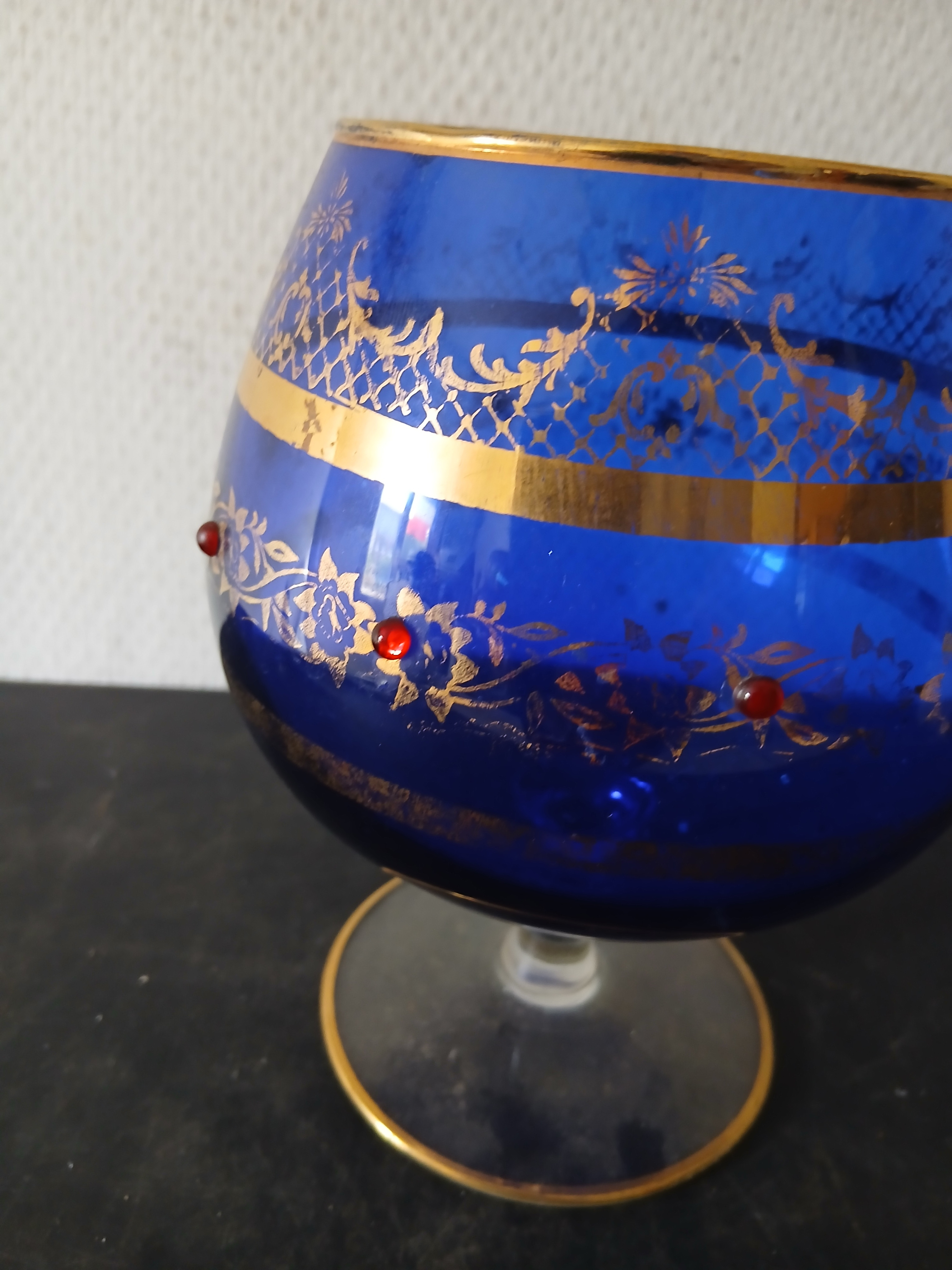 Voir photo 2 de Petit vase en cristal forme ballon à décor doré et perles grenat Petit vase en cristal forme ballon à décor doré et perles grenat Bon état reconditionné photo 2