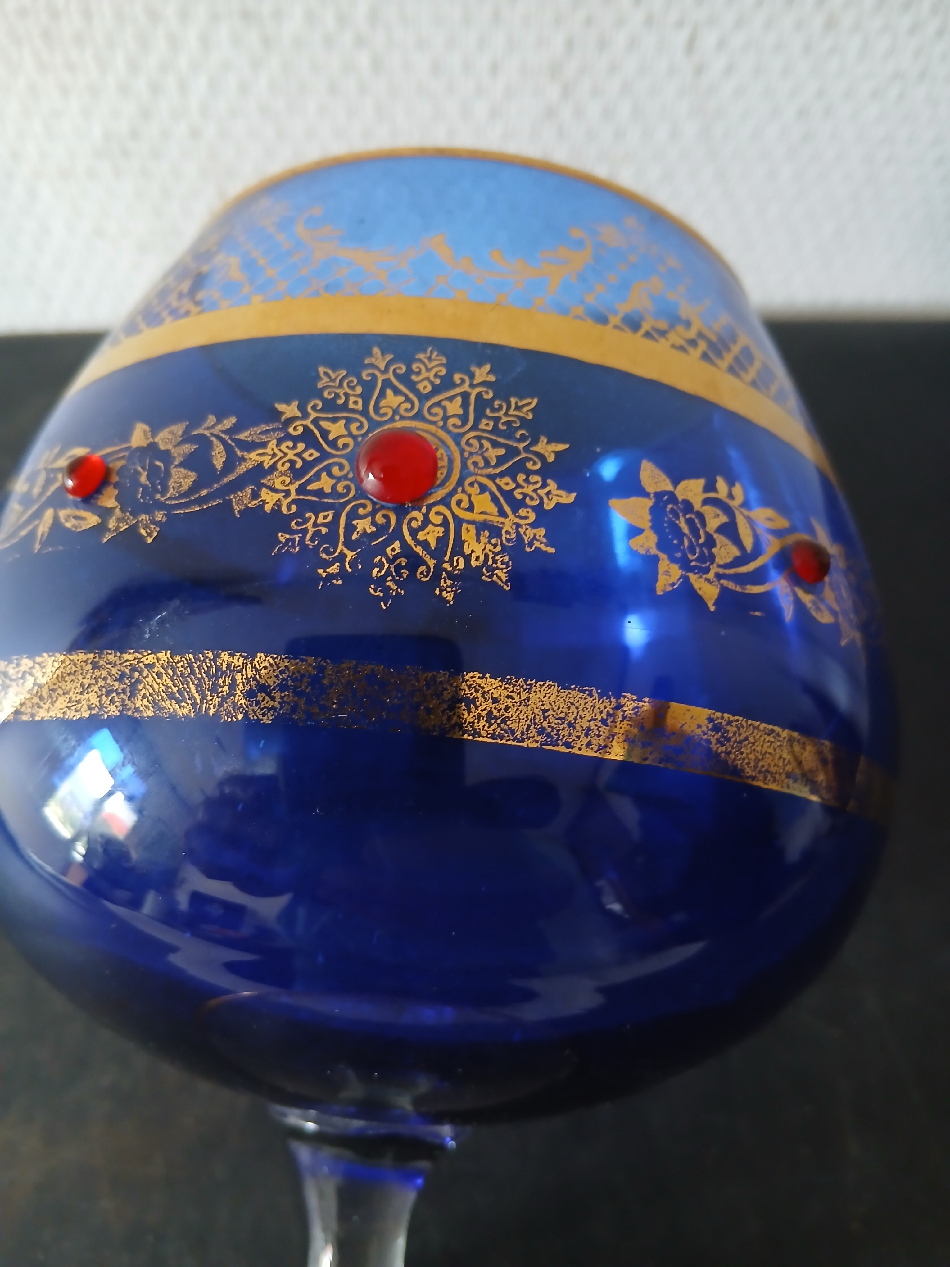 Voir photo 3 de Petit vase en cristal forme ballon à décor doré et perles grenat Petit vase en cristal forme ballon à décor doré et perles grenat Bon état reconditionné photo 3