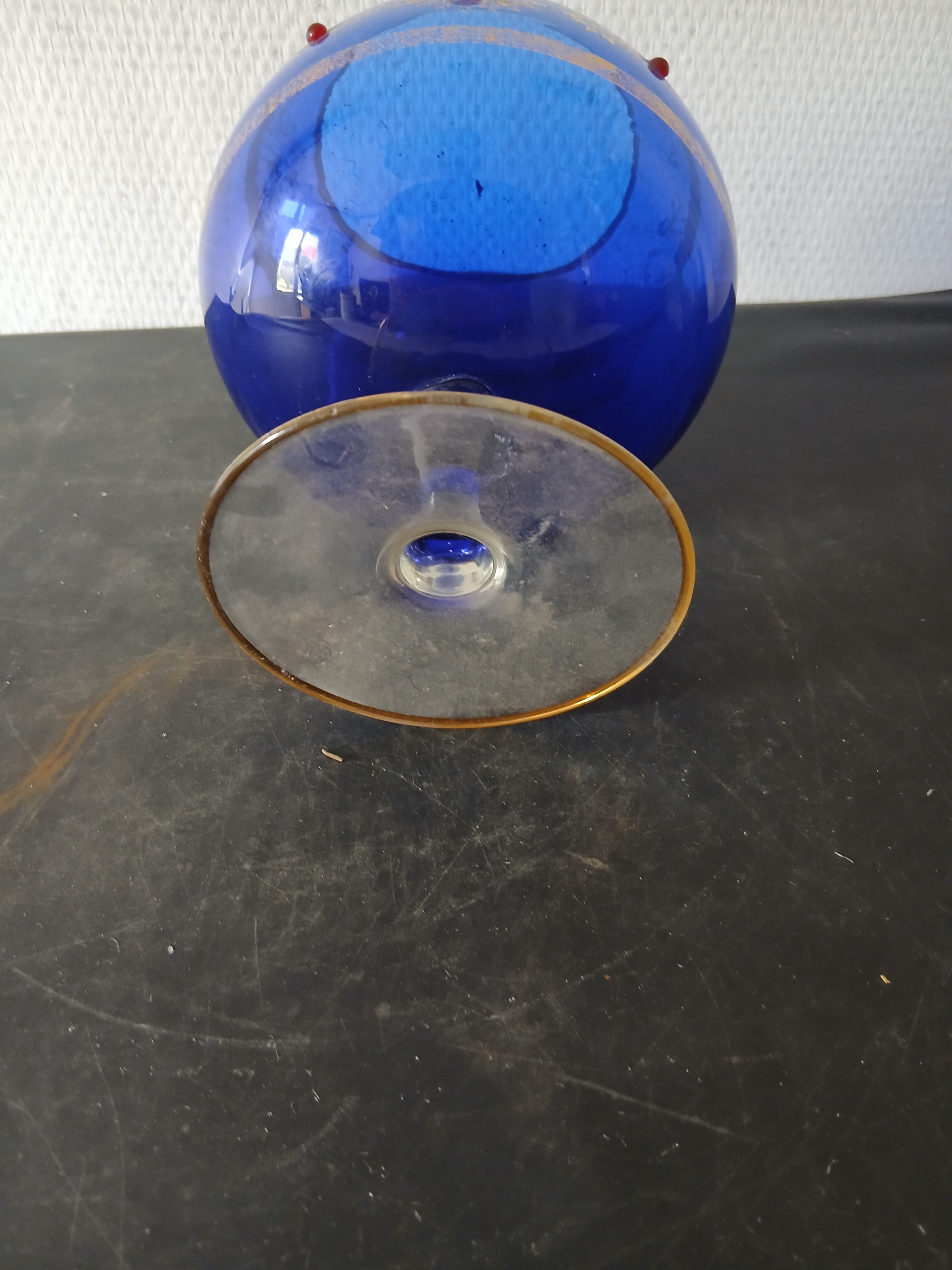 Voir photo 6 de Petit vase en cristal forme ballon à décor doré et perles grenat Petit vase en cristal forme ballon à décor doré et perles grenat Bon état reconditionné photo 6