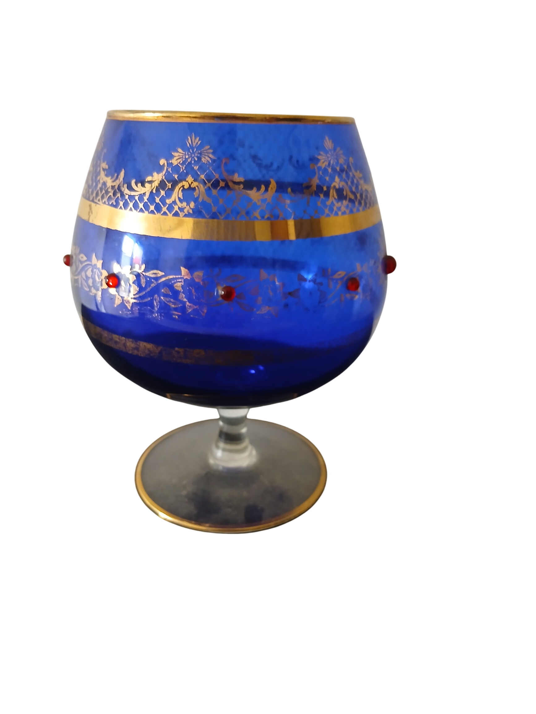 Petit vase en cristal forme ballon à décor doré et perles grenat Bon état - 10,00 € Petit vase en cristal forme ballon à décor doré et perles grenat Bon état reconditionné disponible sur Label Emmaüs
