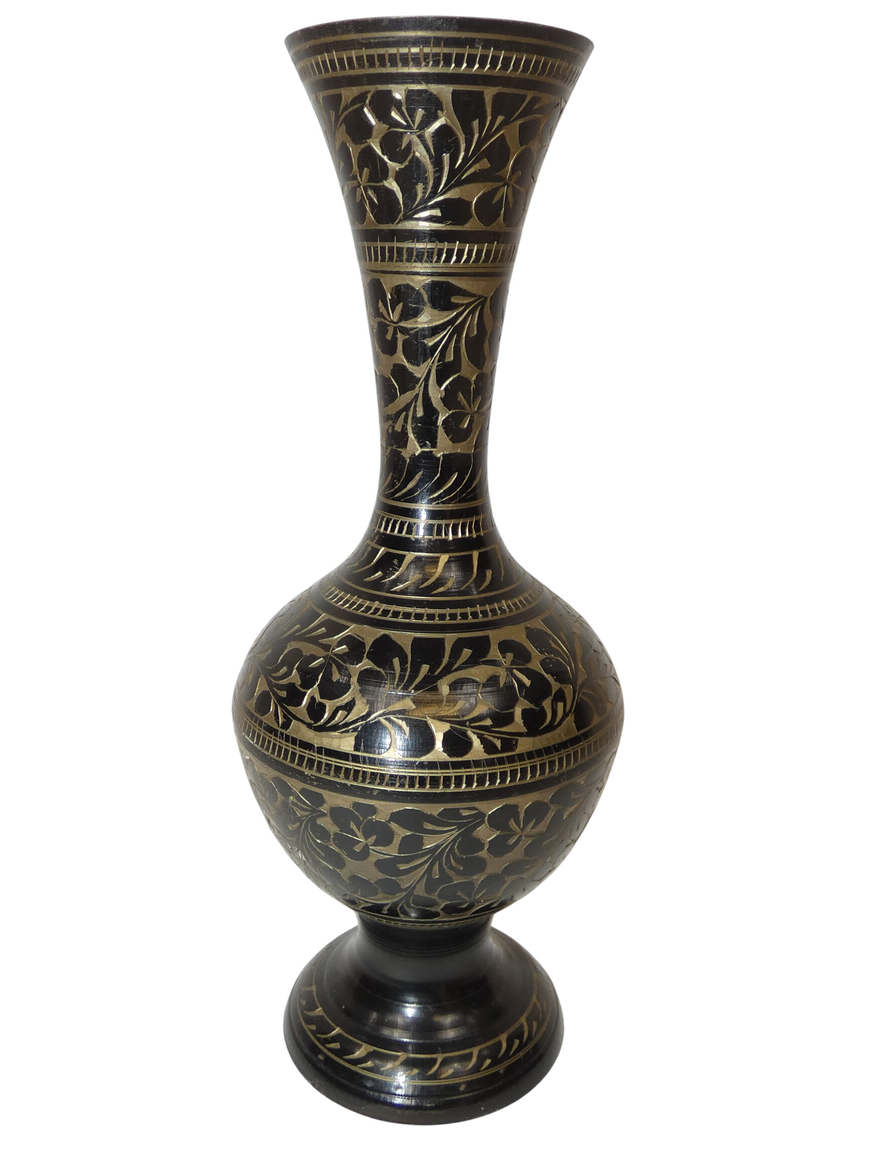 Petit vase en métal en provenance d'Inde Bon état - 15,00 € Petit vase en métal en provenance d'Inde Bon état reconditionné disponible sur Label Emmaüs